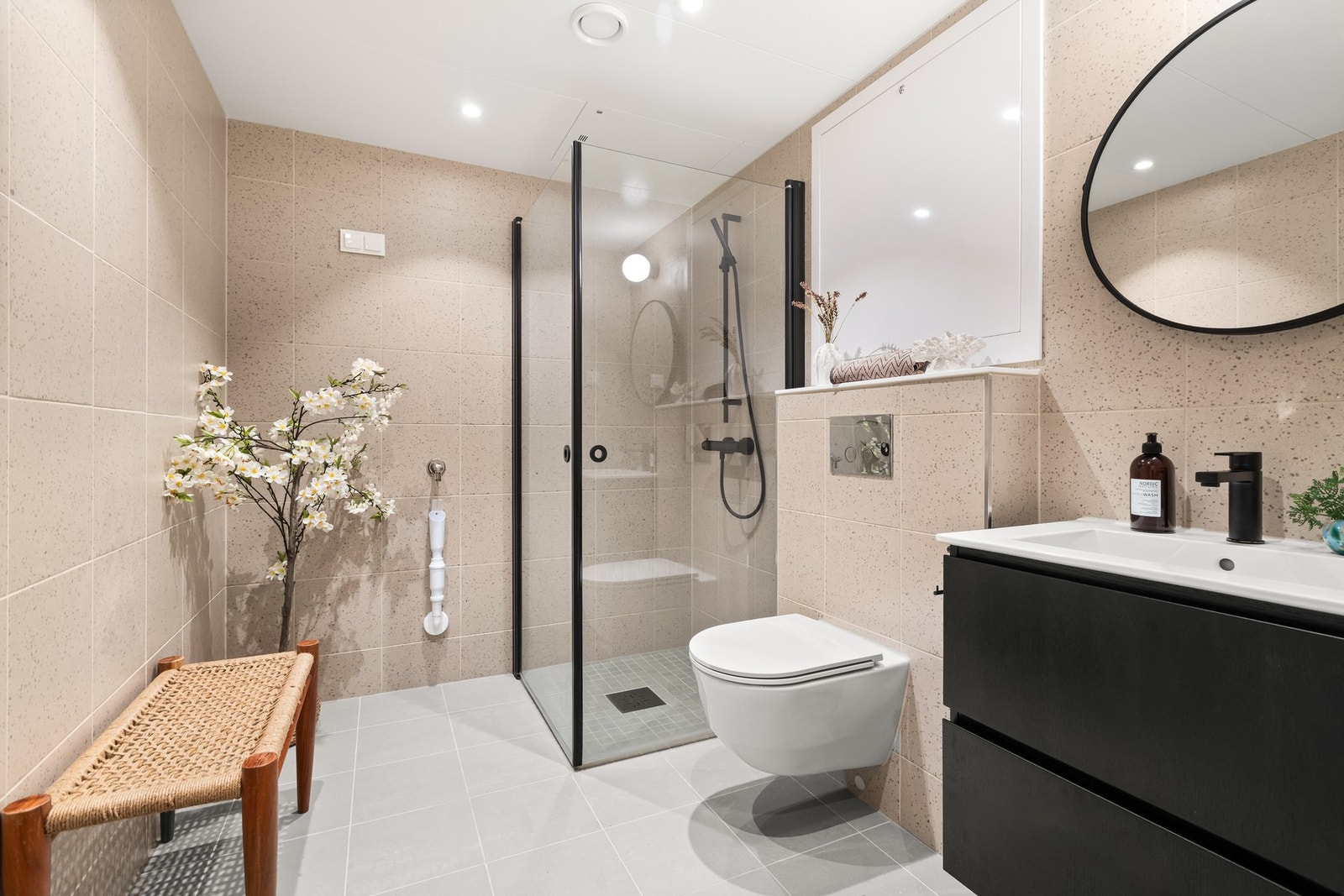 Romslig og delikat bad med opplegg til vask/tørk Galleribilde