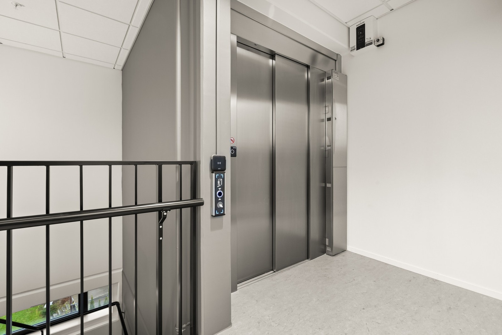 Heis i bygget som enkelt tar deg opp til takterrassen Galleribilde