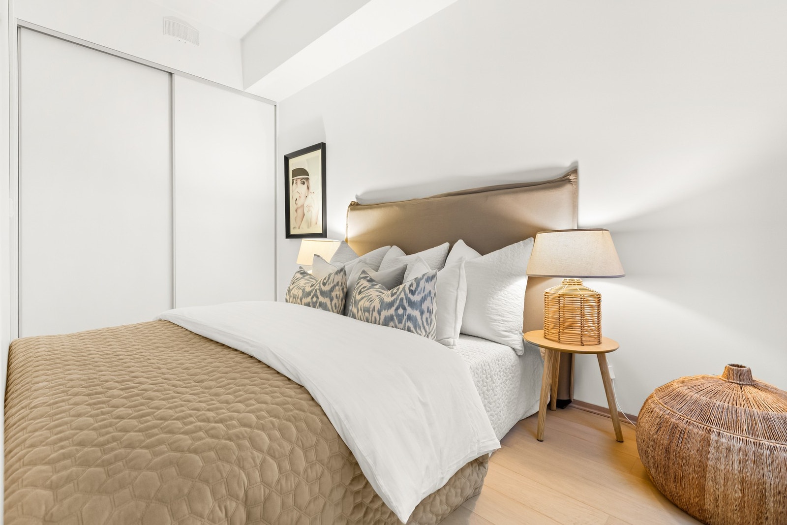 Fint soverom med skyvedørsgarderobe Galleribilde