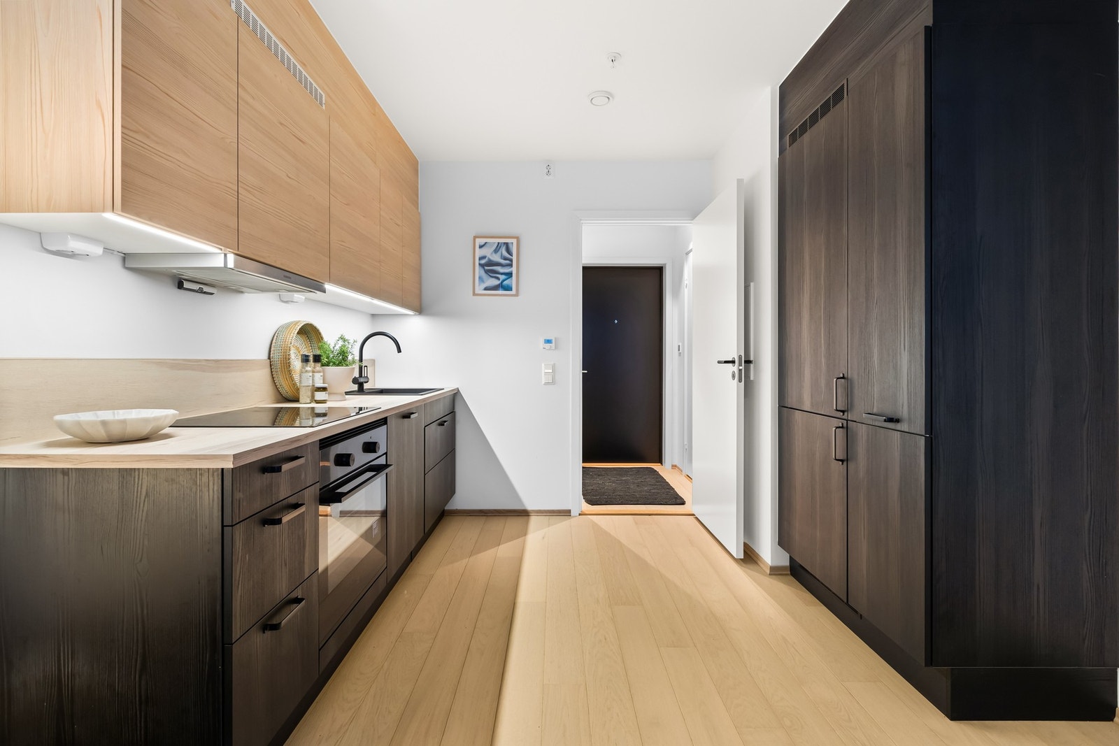 Flott kjøkken fra HTH med integrerte hvitevarer Galleribilde