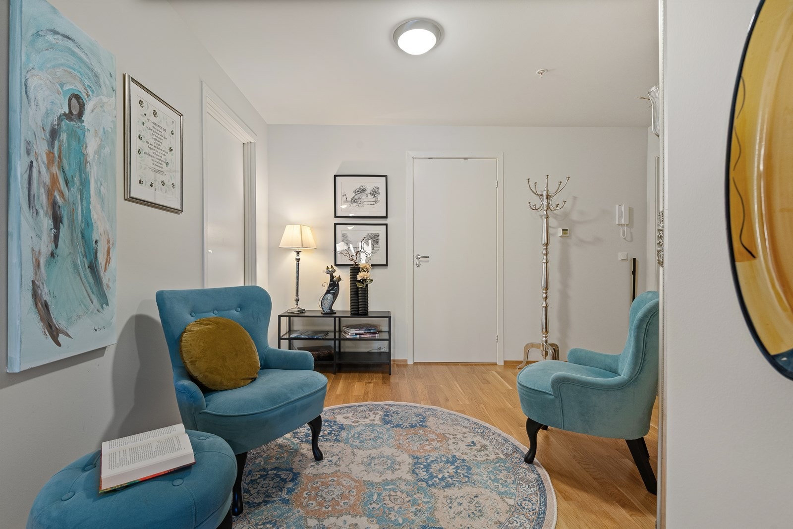 Fra entré har man umiddelbar tilkomst til bod og hovedsoverom. (Garderobeskap i entré medfølger ikke) Galleribilde