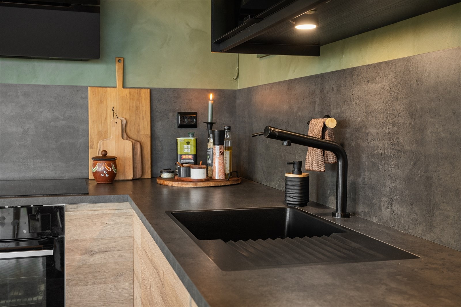 Nedfelt kum i sort kompositt. Galleribilde