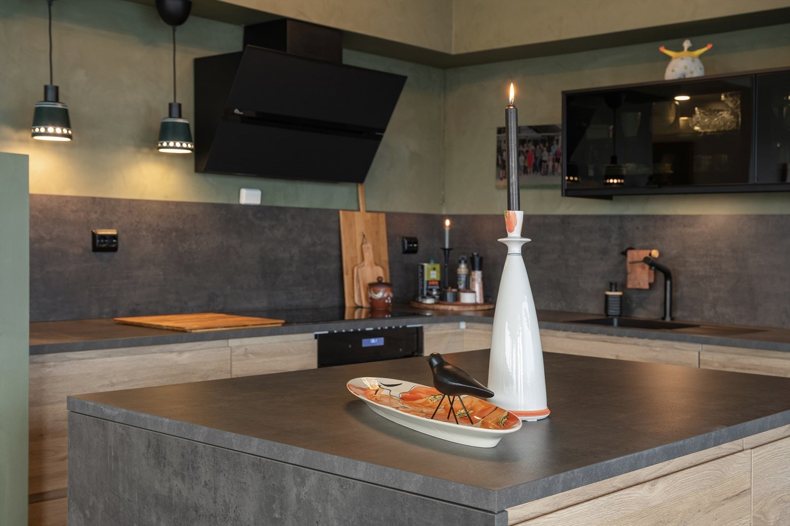 Et møbel mange ikke vet de trenger; kjøkkenøyen skaper et ekstra sosialt aspekt i matlagingen. Perfekt for baking, tilbredning eller servering. Galleribilde