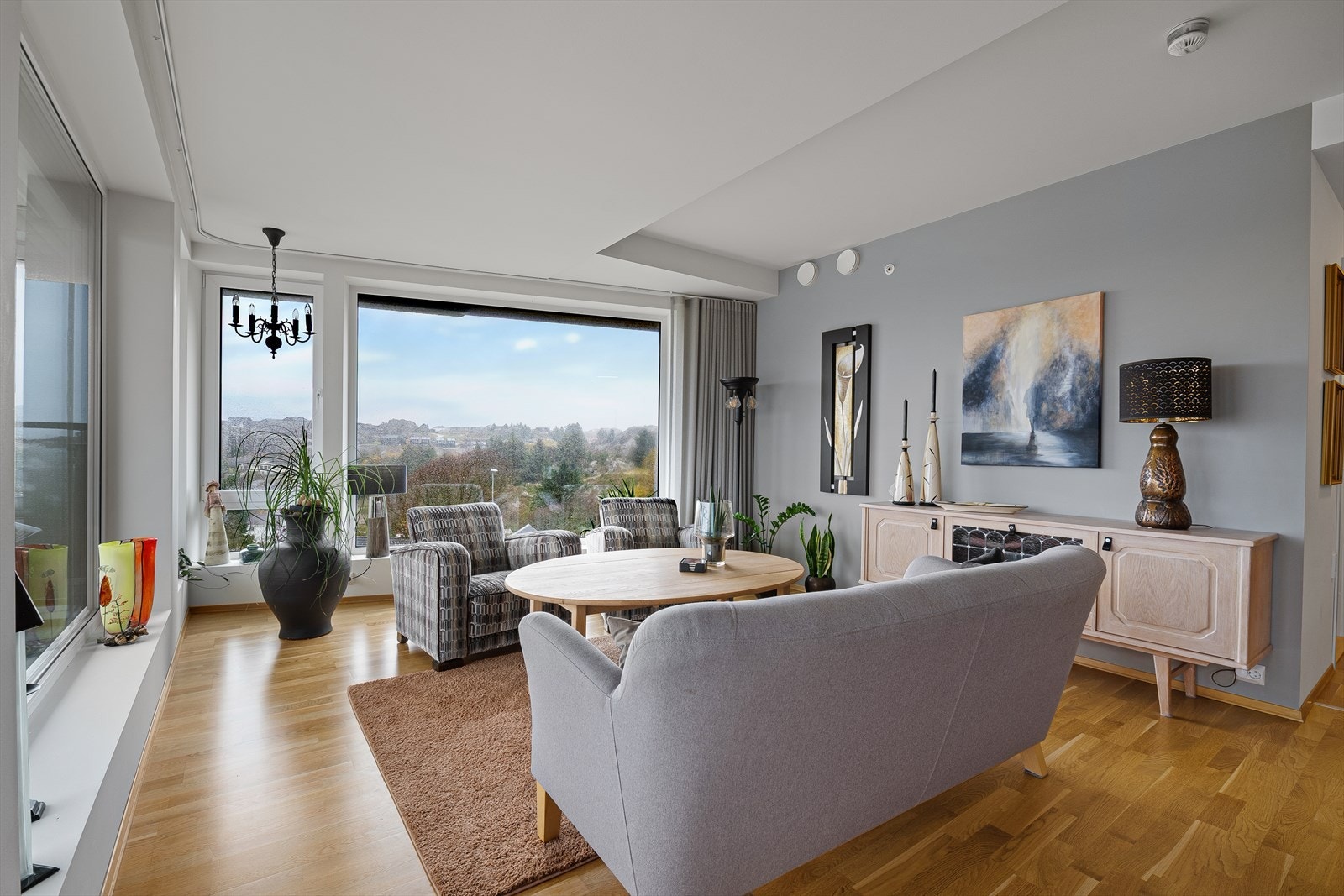 Stuen er praktisk delt i sosial sone, spisegruppe og TV-stue. Felles for alle delene er den flotte utikten mot hav og jærsk natur. Galleribilde