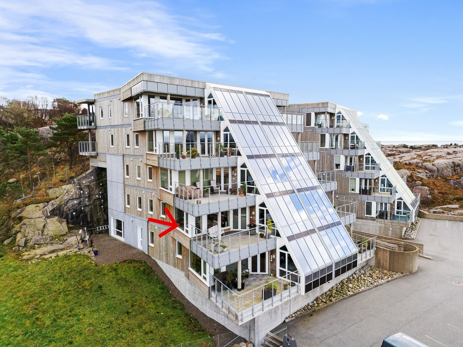 Leiligheten har en solrik og skjermet beliggenhet i 2. etasje. Galleribilde