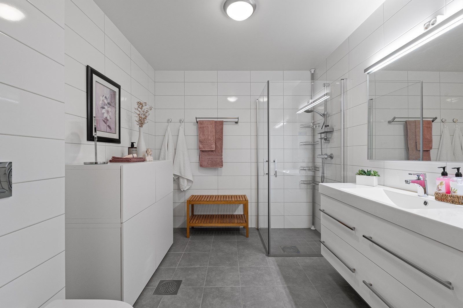 Fliser på gulv- og veggflater i samme tidløse farger. Vannbåren varme i alle gulv. Galleribilde