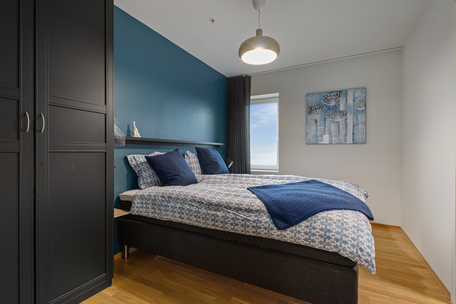 Hovedsoverommet er av god størrelse og rommer både seng og garderobe. (Sort garderobeskap medfølger ikke) Galleribilde