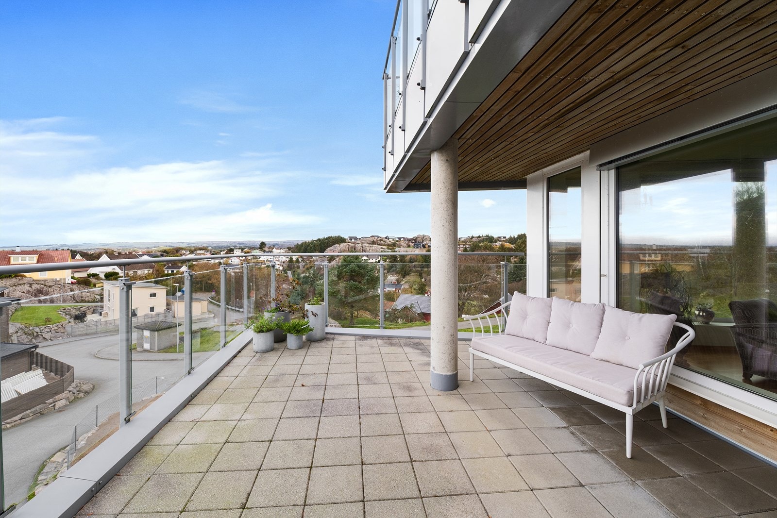 Balkongen rommet et bredt utvalg utemøbler. Her får man lite innsyn, gode solforhold og en utsikt som må oppleves. Galleribilde