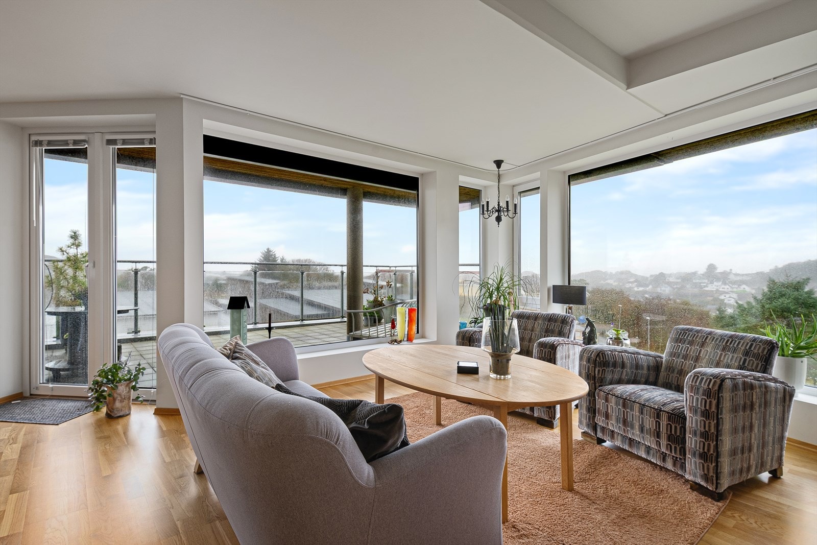 Store vinduslfater belyser rommet naturlig lys. Enkel adkomst til balkong. Galleribilde