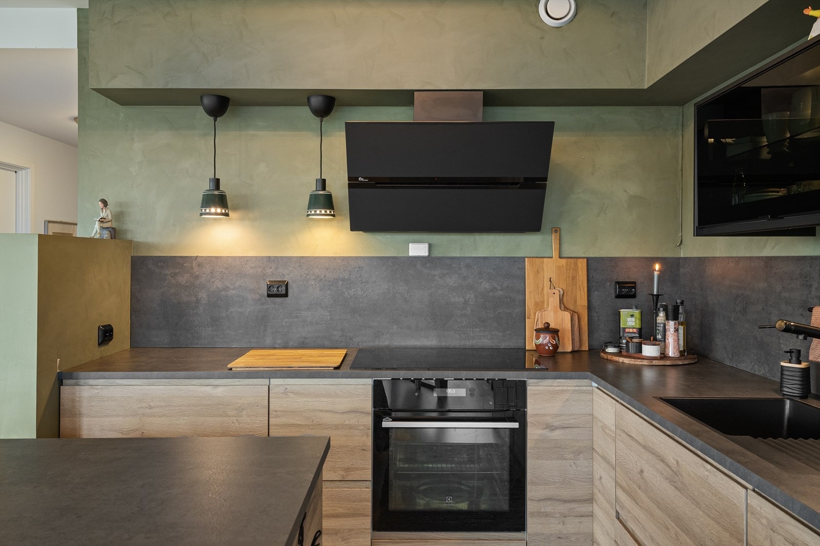 80 cm platetopp, integrert komfyr og kjøleskap. Galleribilde