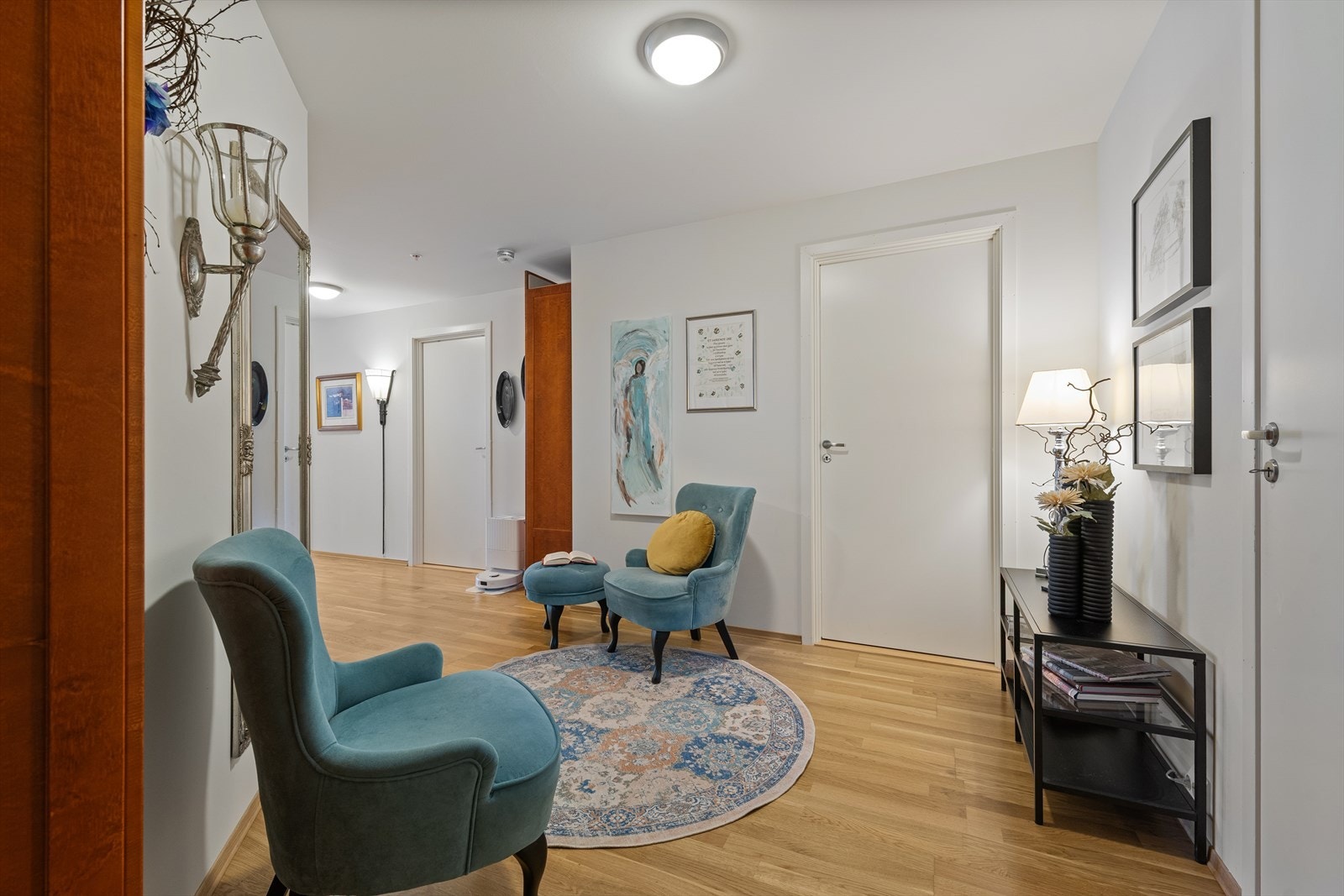 Velkommen inn. En inholdsrik leilighet på ca. 120 kvm. Her får du 2 bad, vaskerom/grovkjøkken, 4 soverom og en romslig stue med flere naturlige soner. Leiligheten kan også skilte med parkering i lukket anlegg og stor balkong med flott utsikt. Galleribilde