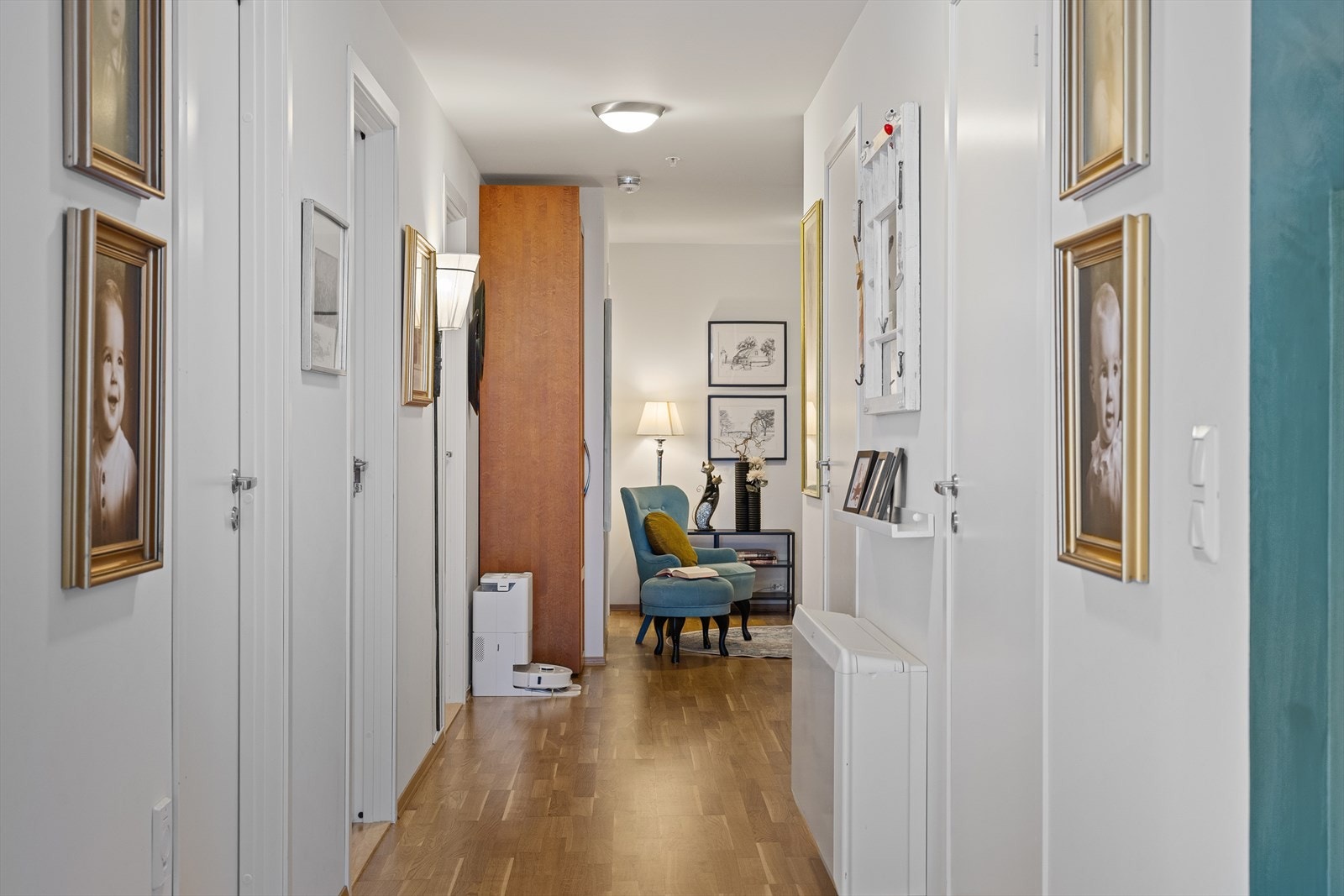 Gangen har lyse fargevalg og listefri overgang i tak. Betongdekke mellom etasjer og nabo gir maksimal støyreduksjon og gode isolasjonsevner. Galleribilde