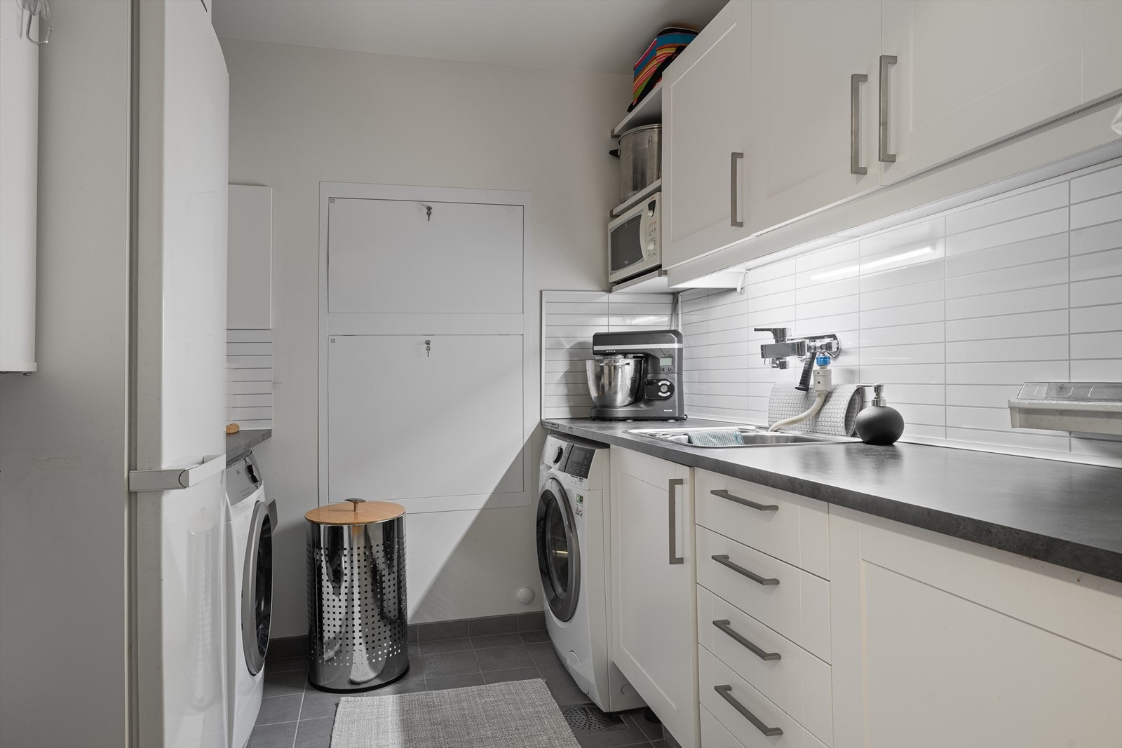 Vaskerom/grovkjøkken. Et perfekt rom for mange! Galleribilde