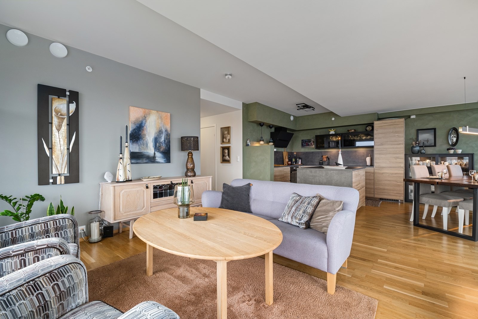 Bak sosial sone finner man et lekkert og oppgradert kjøkken. Galleribilde