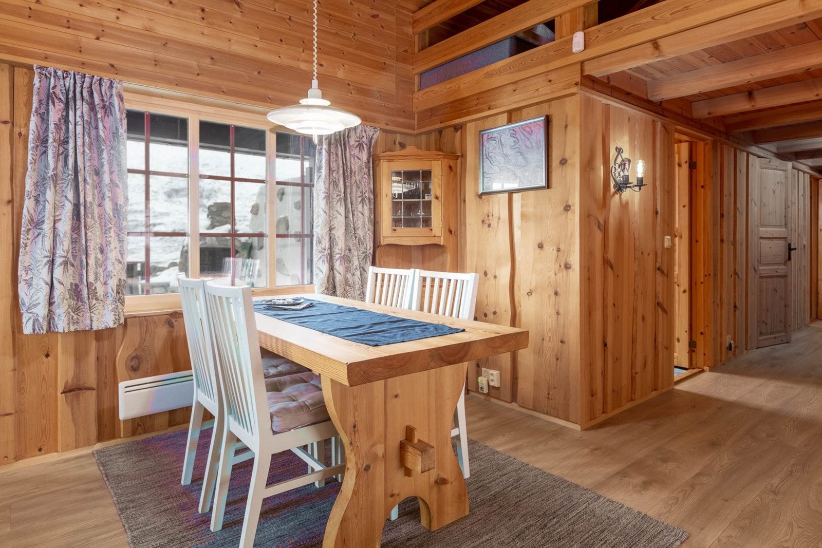 Hyggelig spiseplass på kjøkkenet, perfekt for venner og familie. Galleribilde