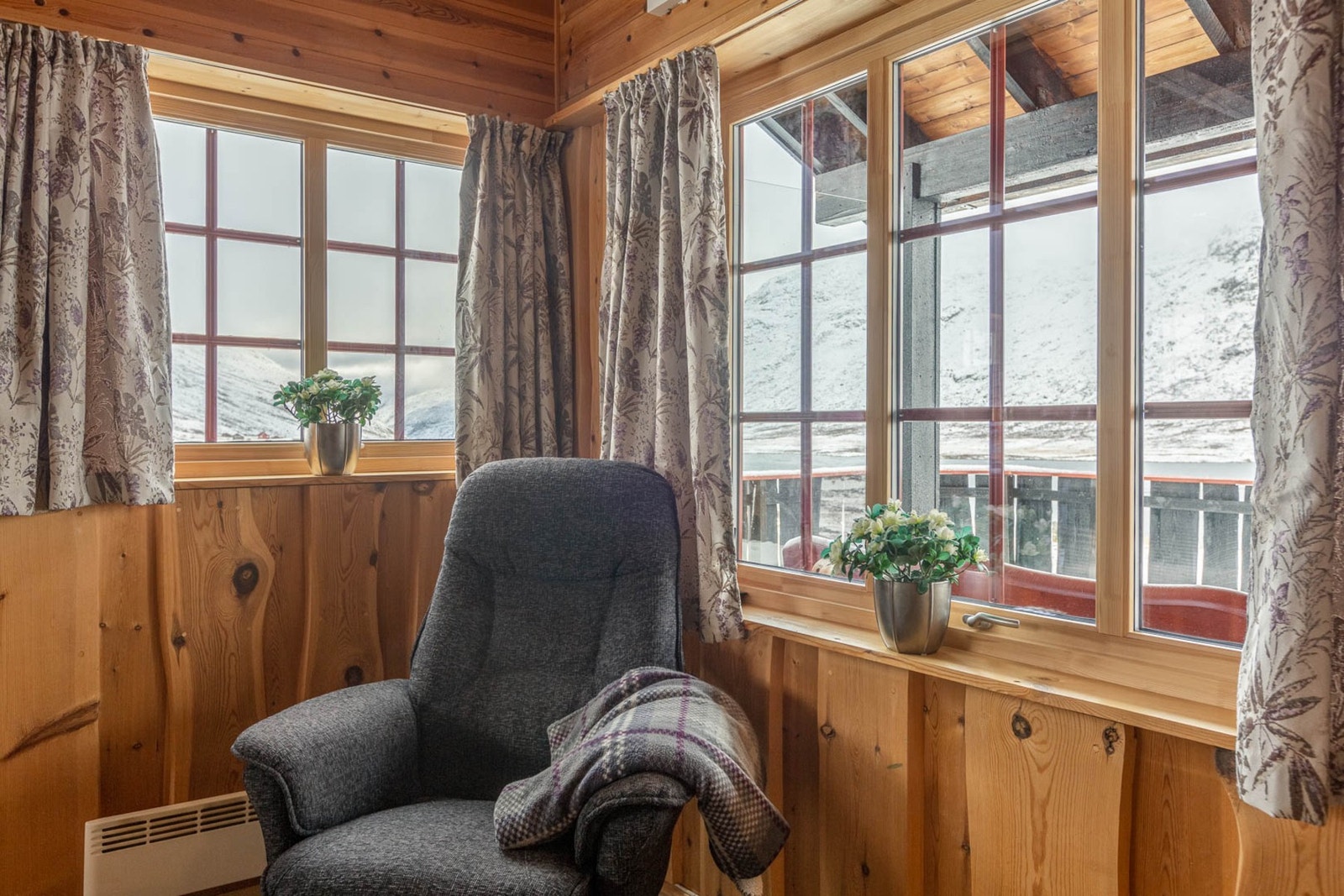 Finn roen på hytta med en god bok eller et "glass". Galleribilde