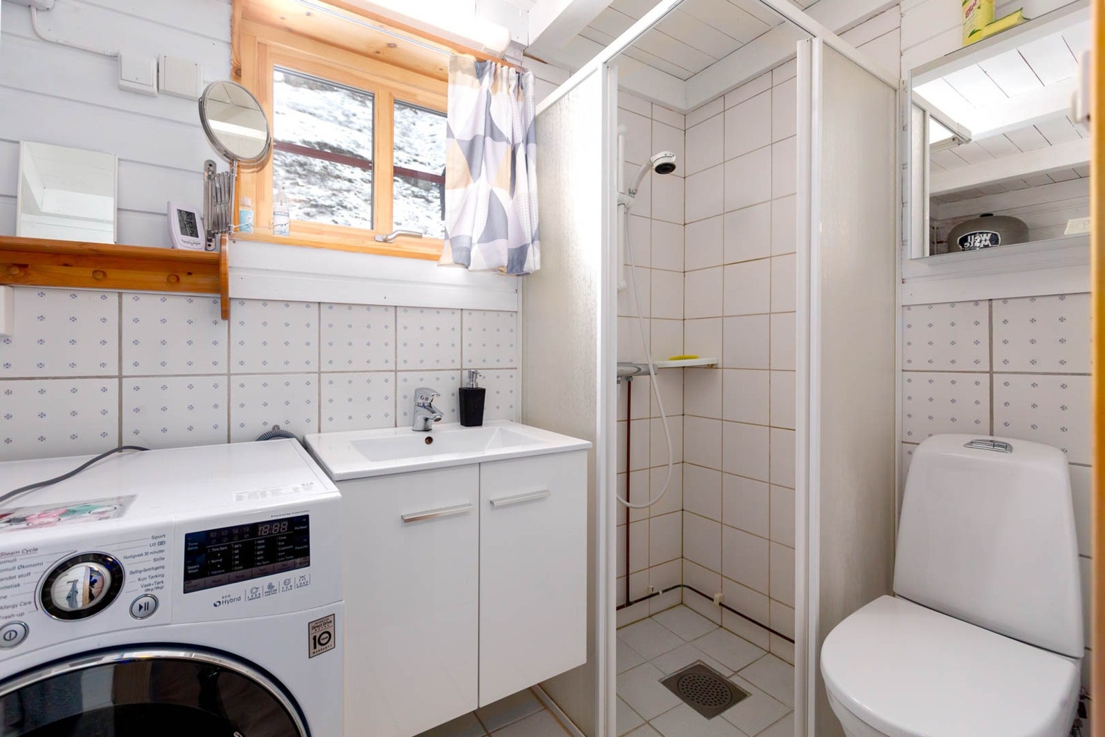 Baderom med opplegg for vaskemaskin Galleribilde