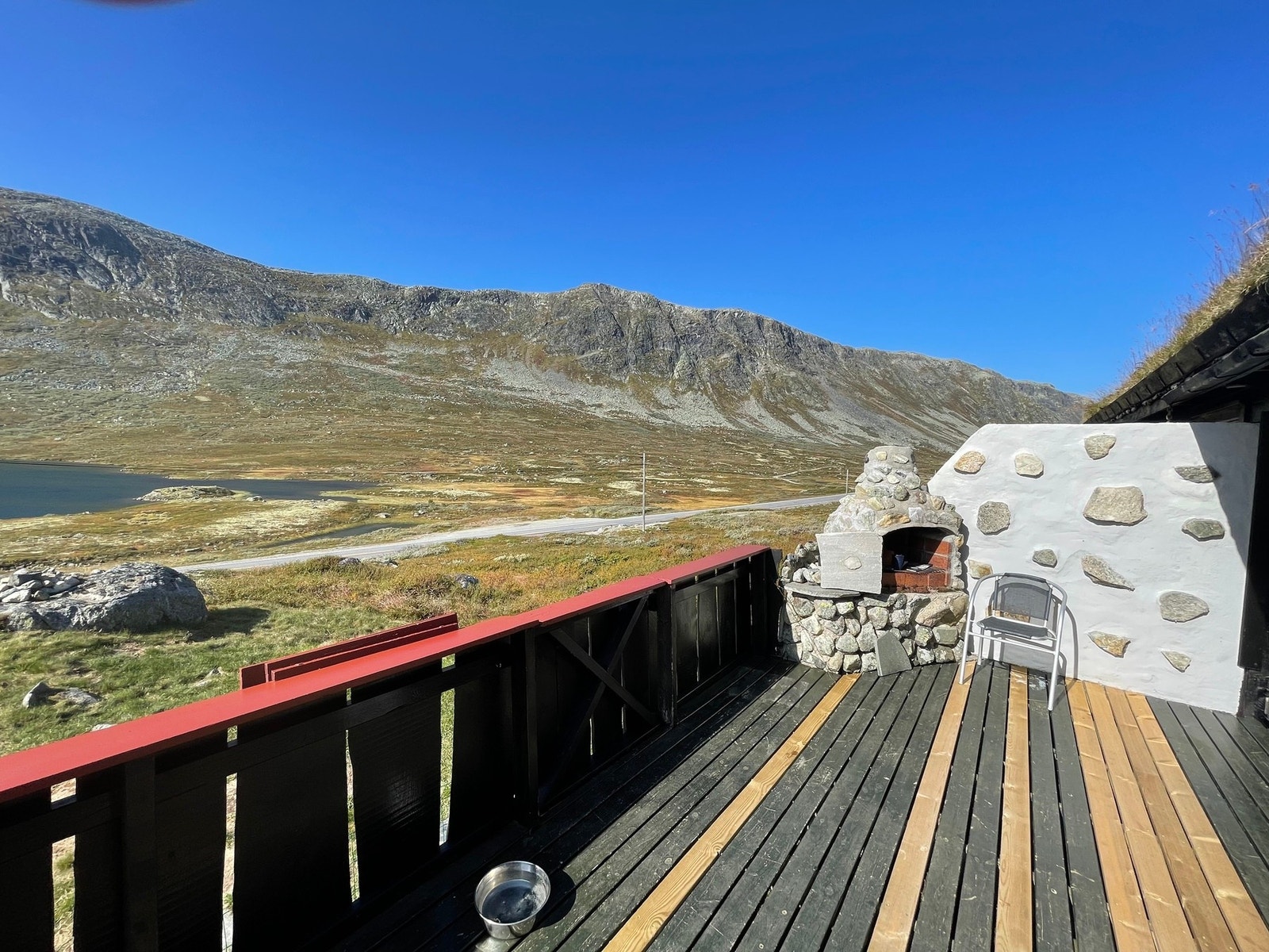 Solrik terrasse med utepeis og fantastisk fjellutsikt. Galleribilde