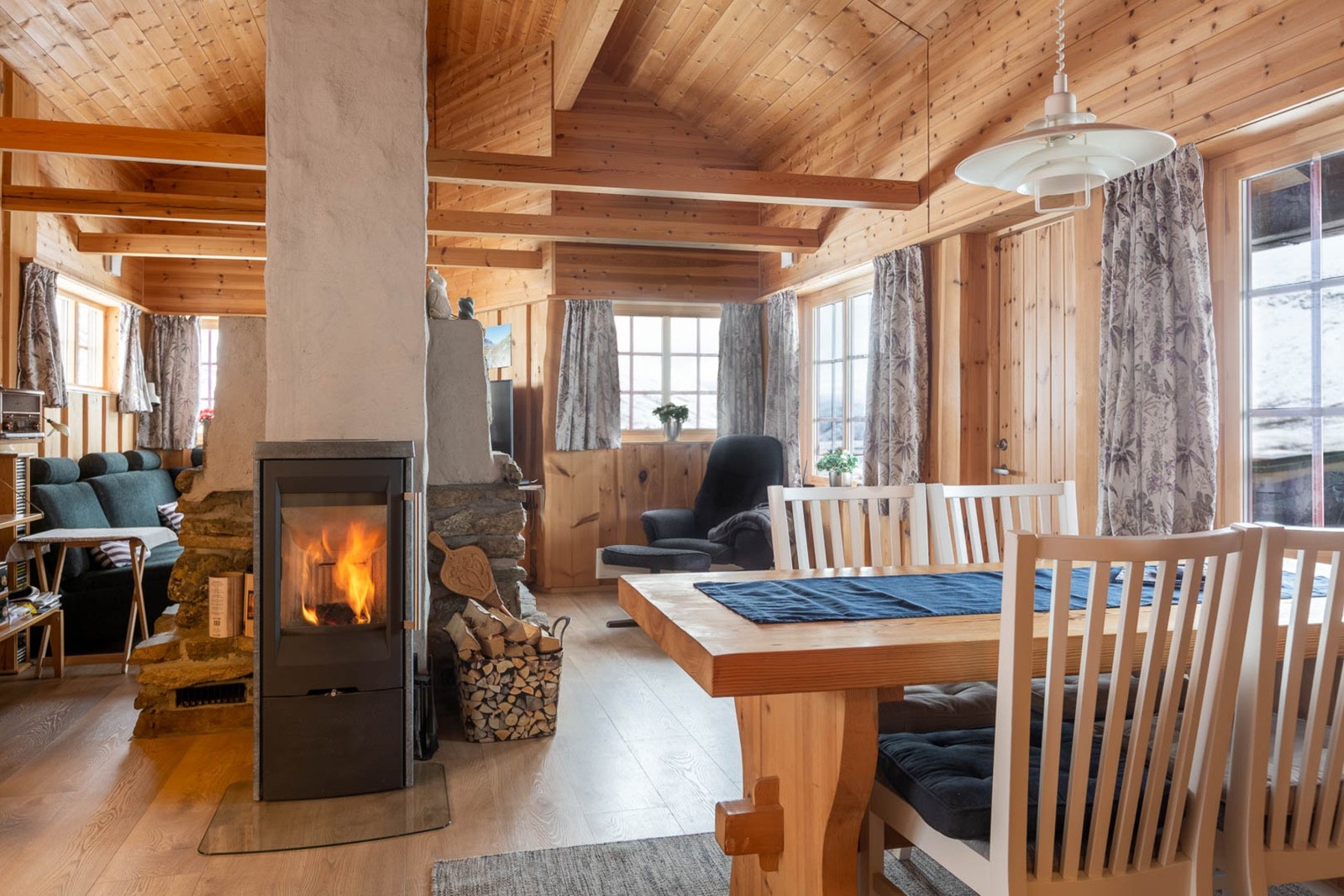 Spiseplass med peisovn gir en lun og hyggelig atmosfære. Galleribilde