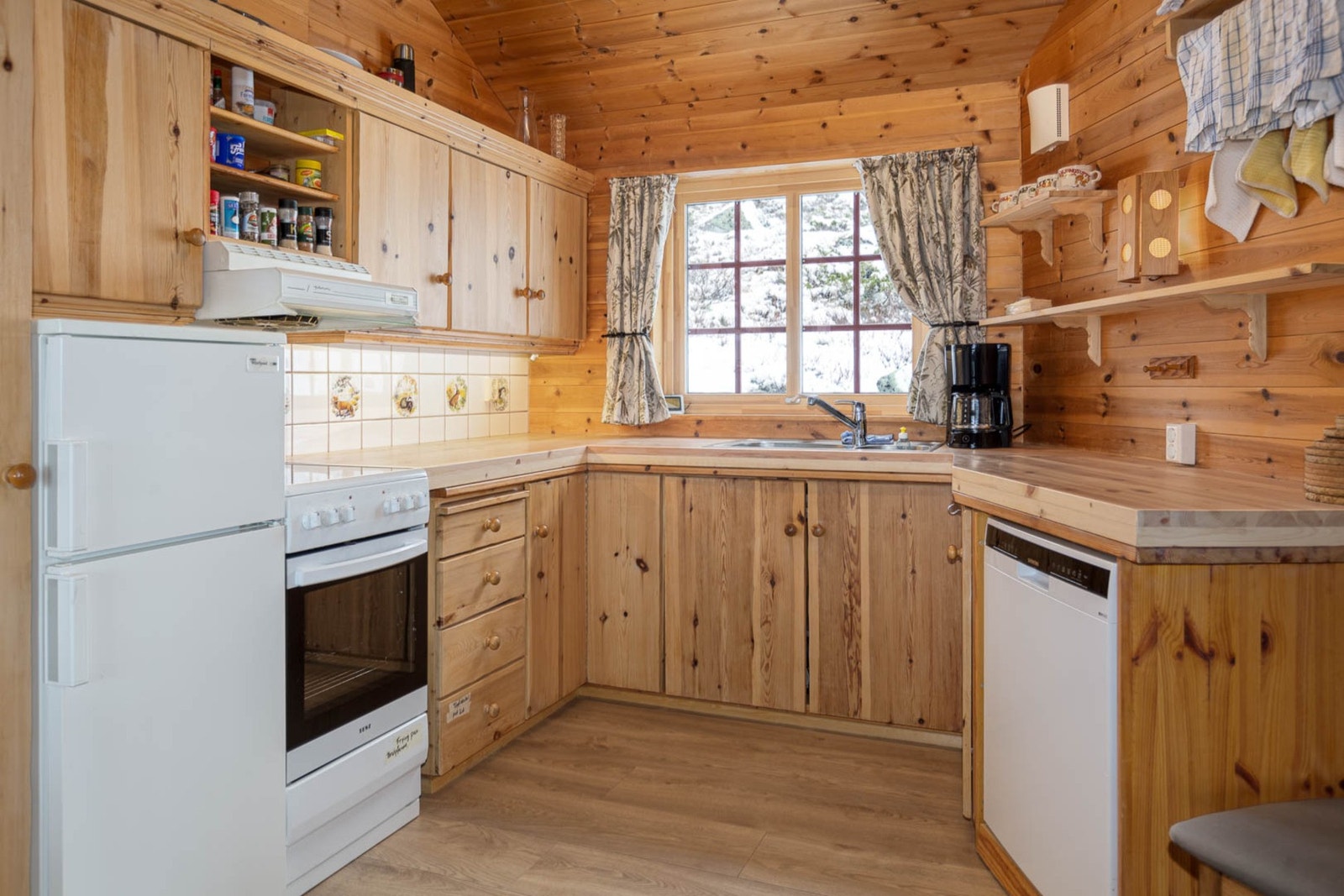 God skap- og benkeplass på kjøkkenet. Galleribilde