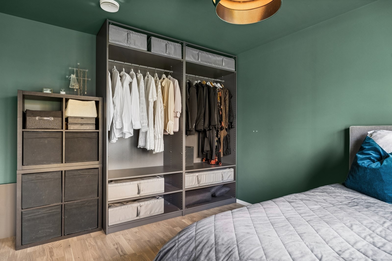 På soverommet kan du ha flere garderobeløsninger. Det er god skapplass. Galleribilde