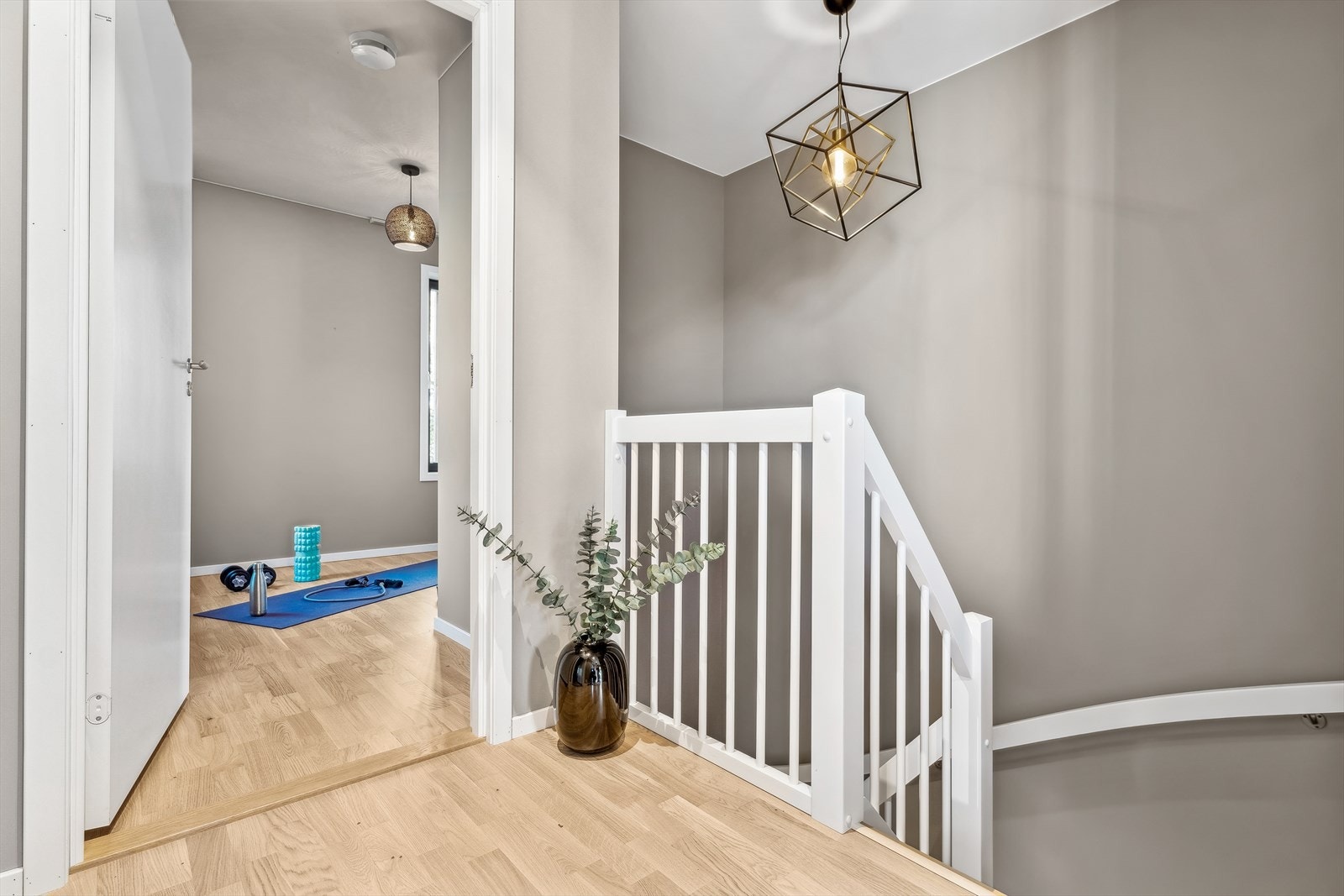 Gang i 3. etg. med tilgang til soverom, bad, hobbyrom og romslig balkong. Galleribilde