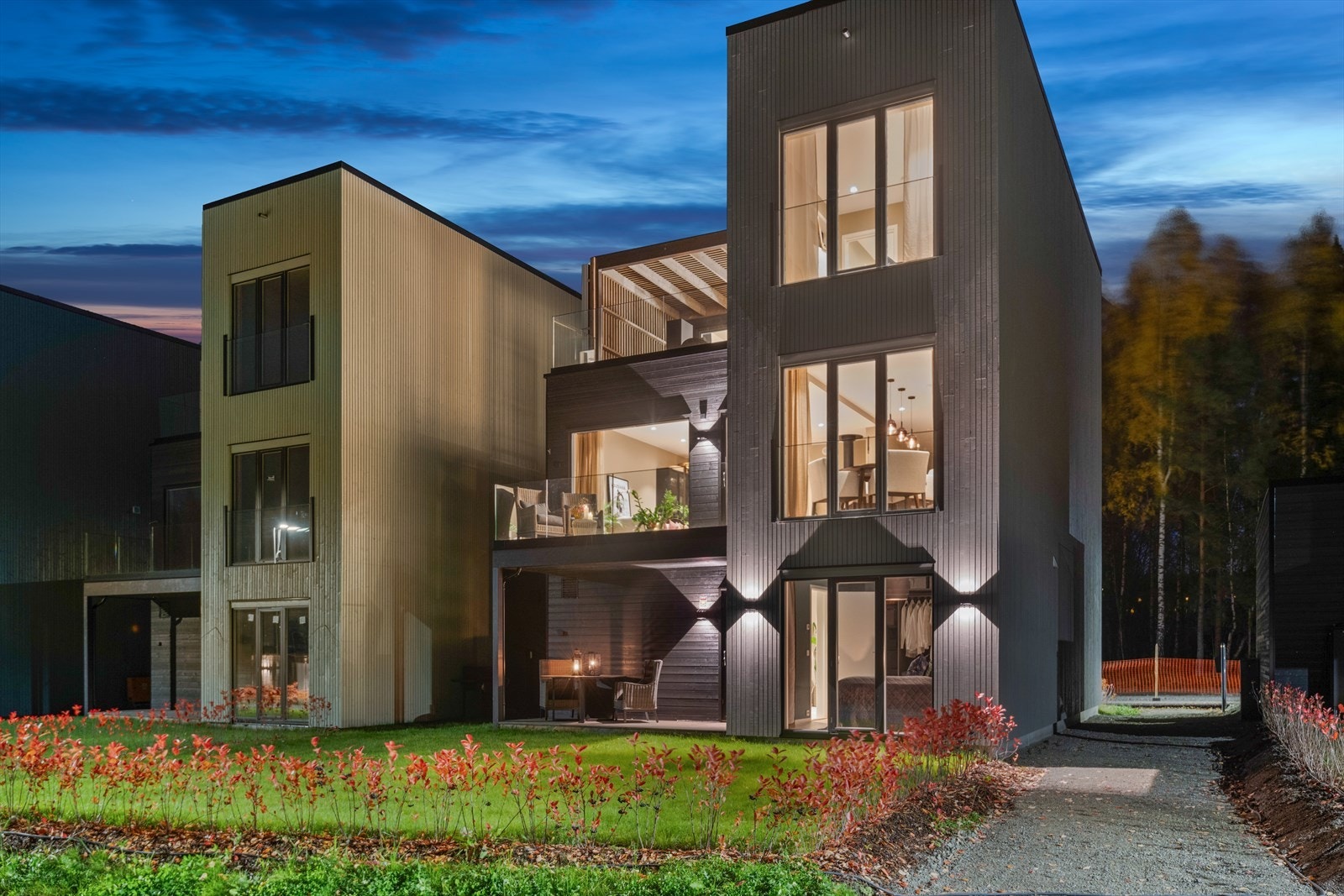 Delikat og lekker enebolig i kjede. Boligen byr på blant annet 5 soverom, 2 bad, vaskerom, stue, kjøkken. Boligen har en gjennomgående høy standard og har tilvalg for 600 000,- Galleribilde