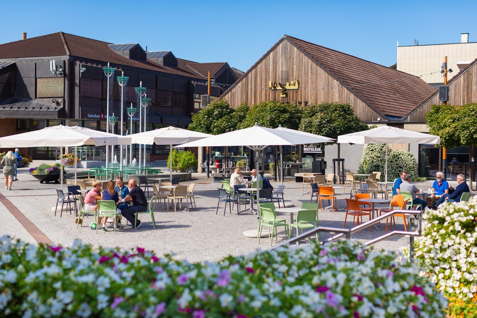 Brumunddal sentrum har hatt en meget god utvikling og har et godt utvalg av ulike servicetjenester. Her foto fra Brumunddal torg Foto: Ringsaker kommune Galleribilde