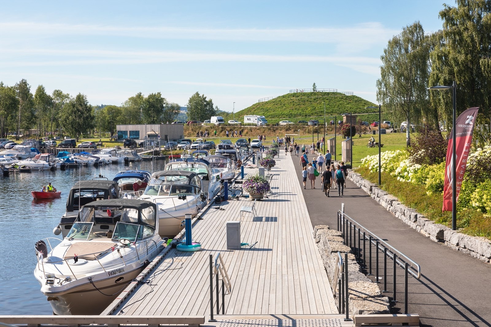 På sommerhalvåret byr Mjøsa på mange muligheter. Her foto fra Brumunddal Småbåthavn. Foto: Ringsaker kommune Galleribilde