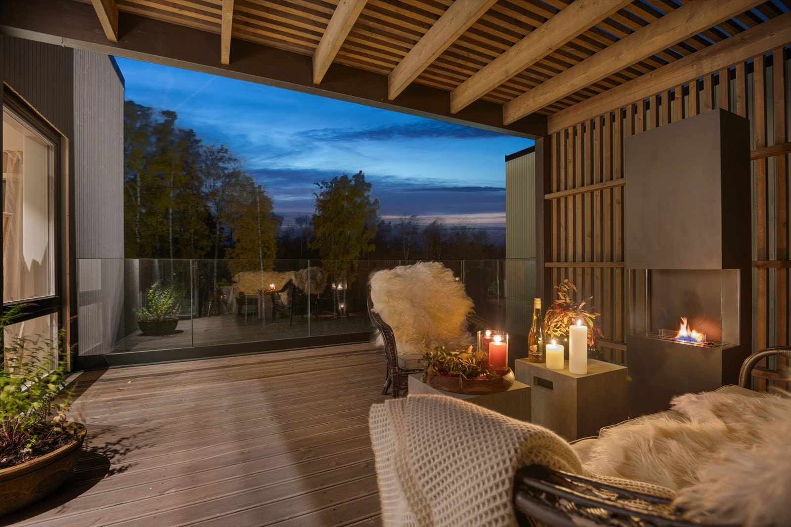 Nyt en lun og koselig stemning. Her kan du nyte en varm kopp kaffe eller te under pleddet. Ønsker du utsikt kan du gå frem til glassrekkverket å nyte lysene fra Mjøstårnet og Mjøsparken. Galleribilde