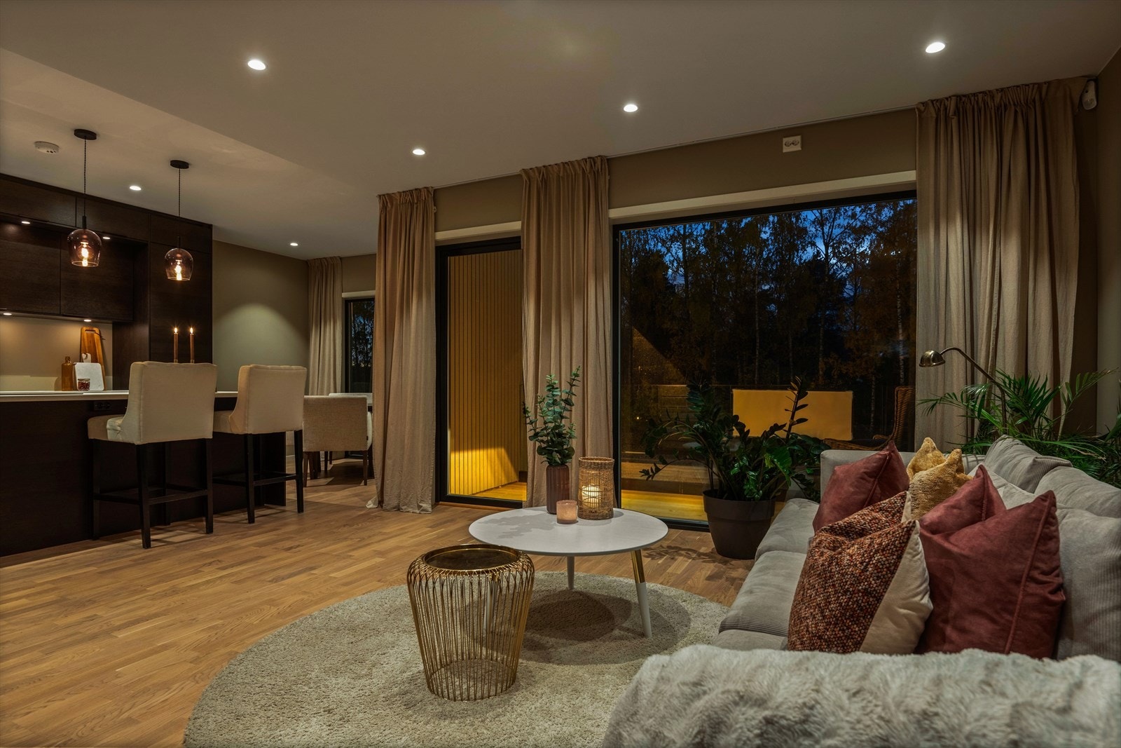 Velkommen til Marielundvegen &A! Elegant Town house over 3 plan med dobbel garasje. Høy standard med ca kr 650 000, i tilvalg. Galleribilde