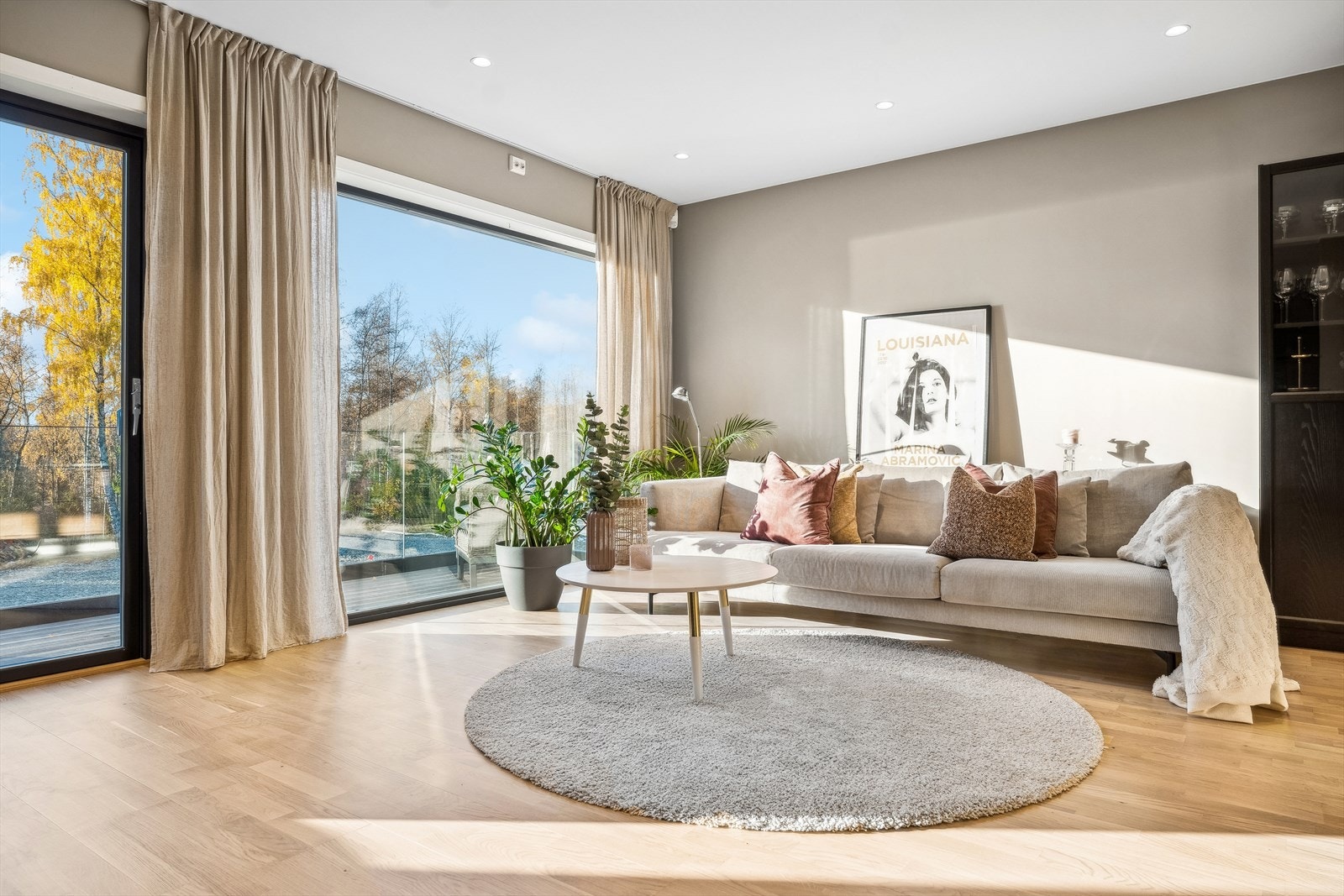 Boligen har en svært innbydende stue med store vindusflater med adkomst til utvendig balkong. Galleribilde