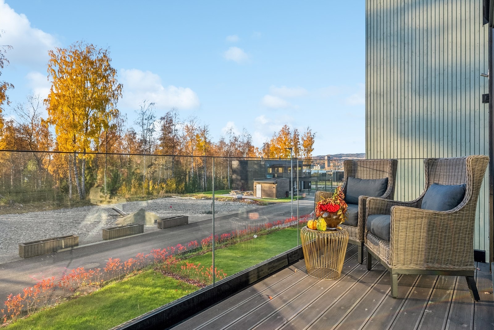 Fra eiendommens balkong kan du se Mjøsa, Mjøstårnet og Mjøsparken. For å besøke disse fasilitetene kan du rusle bortover strand promenaden. Galleribilde