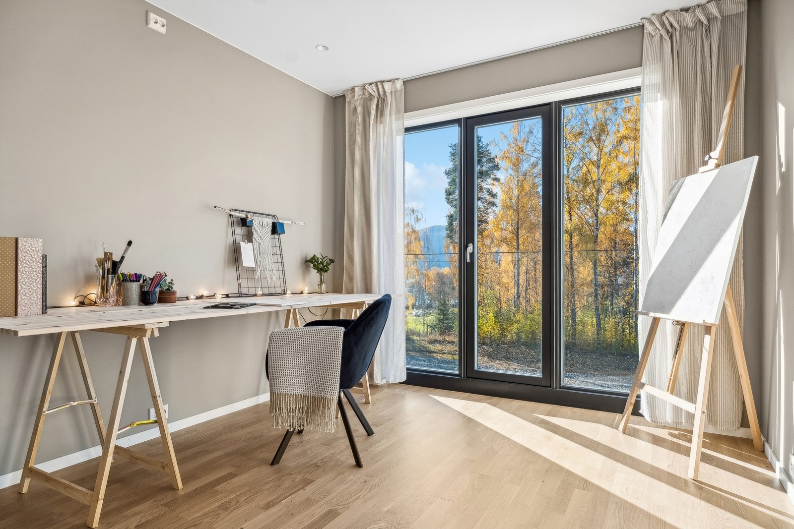 Hobbyrom benyttes til male og utøve kreative ideer. Rommet er godkjent som tv-stue/soverom. Galleribilde