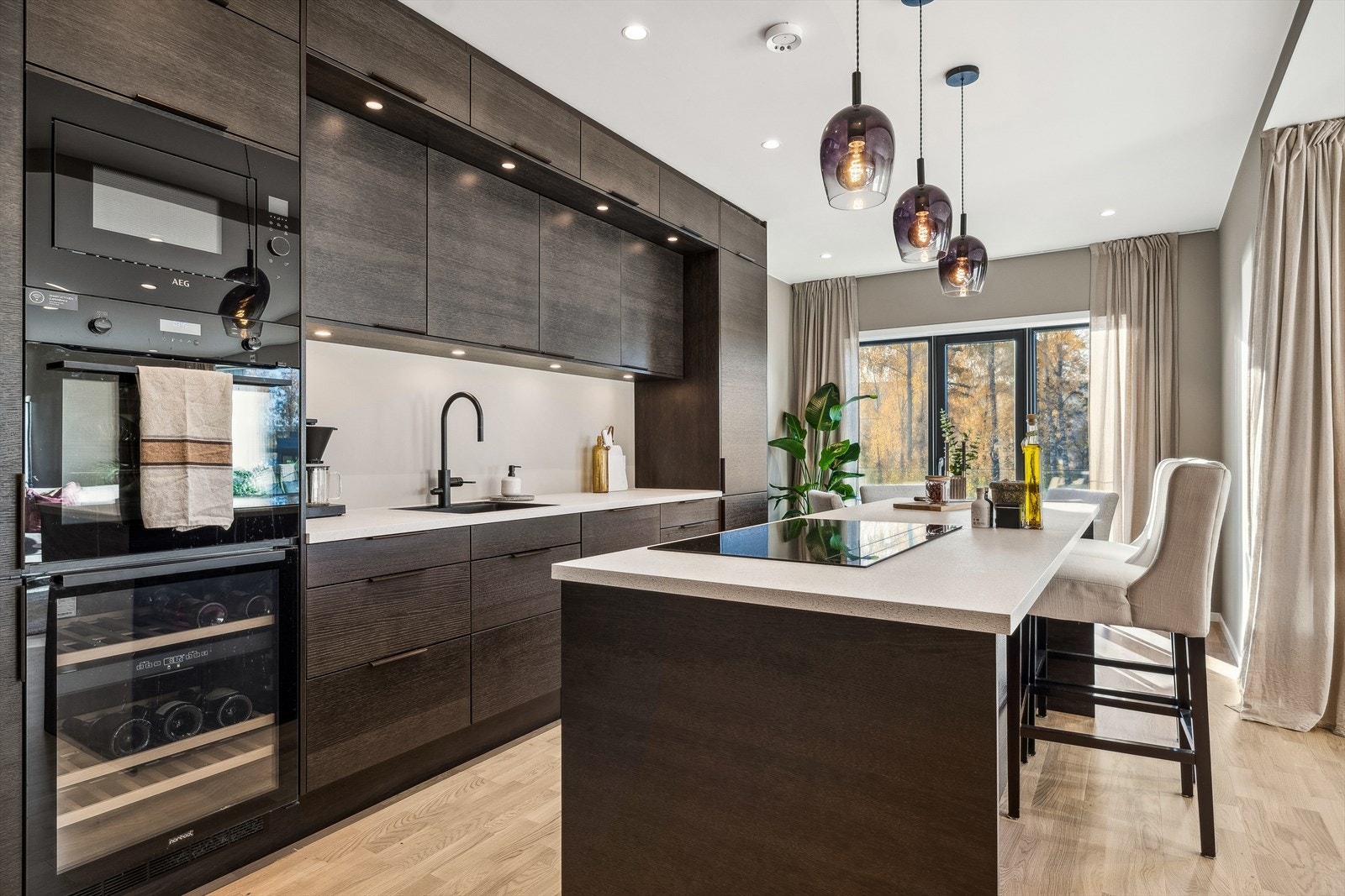 Flott og tidløst kjøkken fra Sigdal med moderne hvitevarer. Kjøkken har egen vinkjøler. Galleribilde