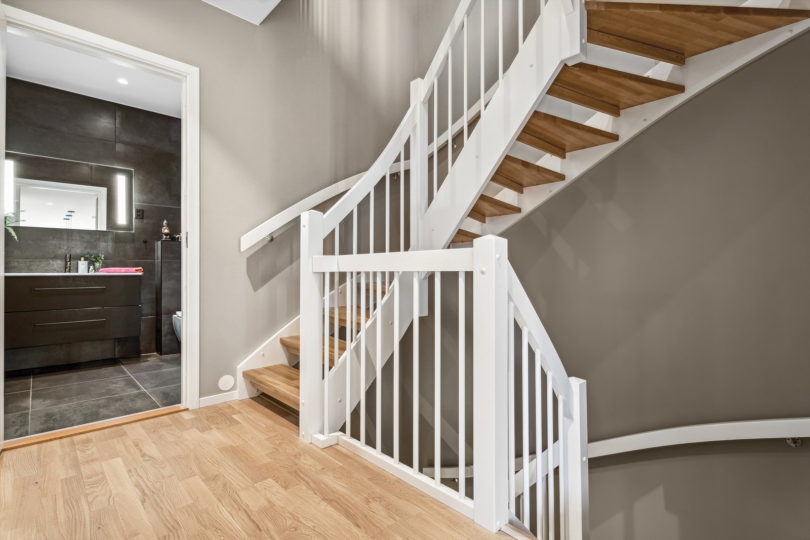 Lys og flott gang med varme folie som gir deg direkte tilgang til bad, soverom, stue og kjøkken. Galleribilde