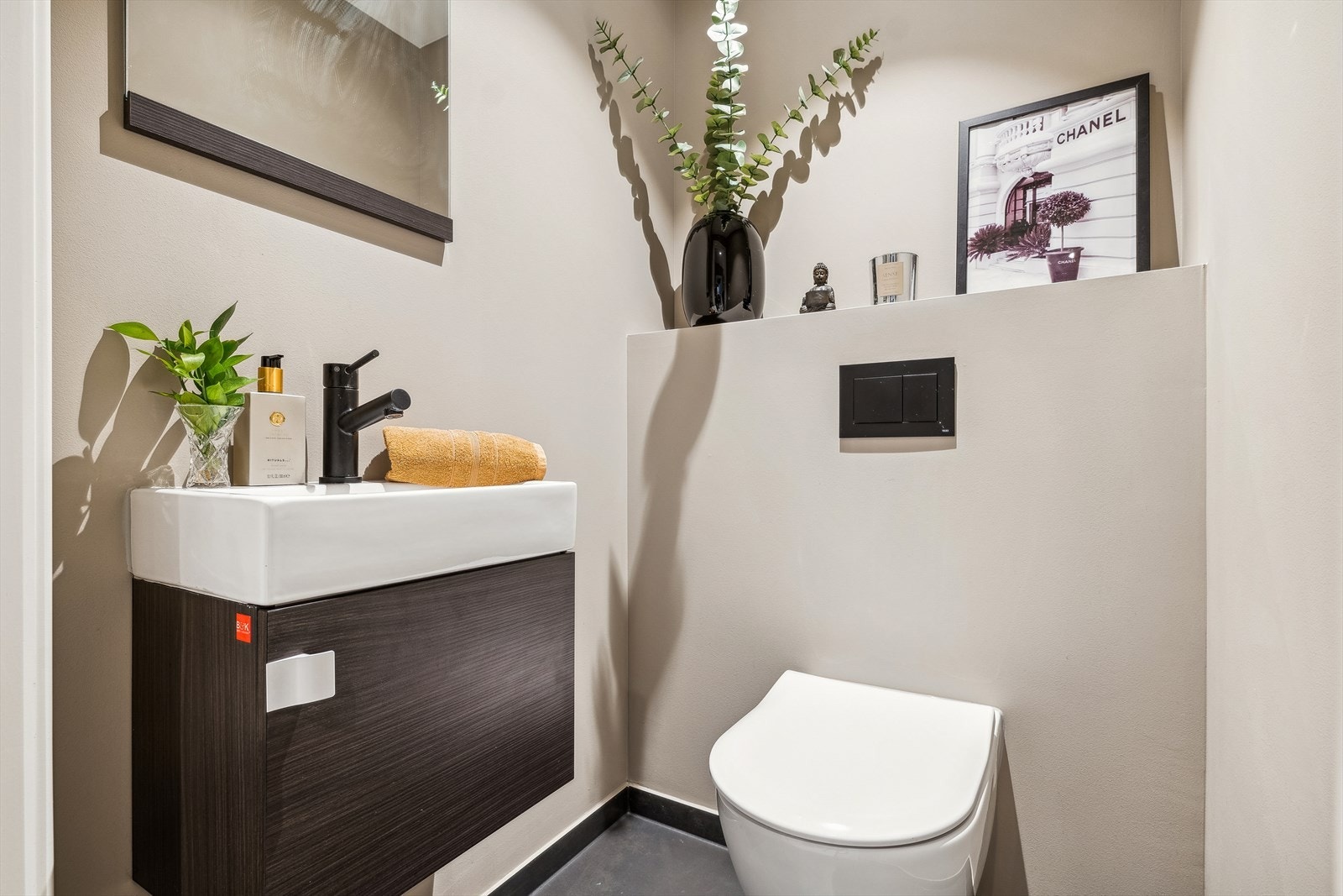 Lyst og fint gang toalett malt i beige med flisbelagt gulv. Galleribilde