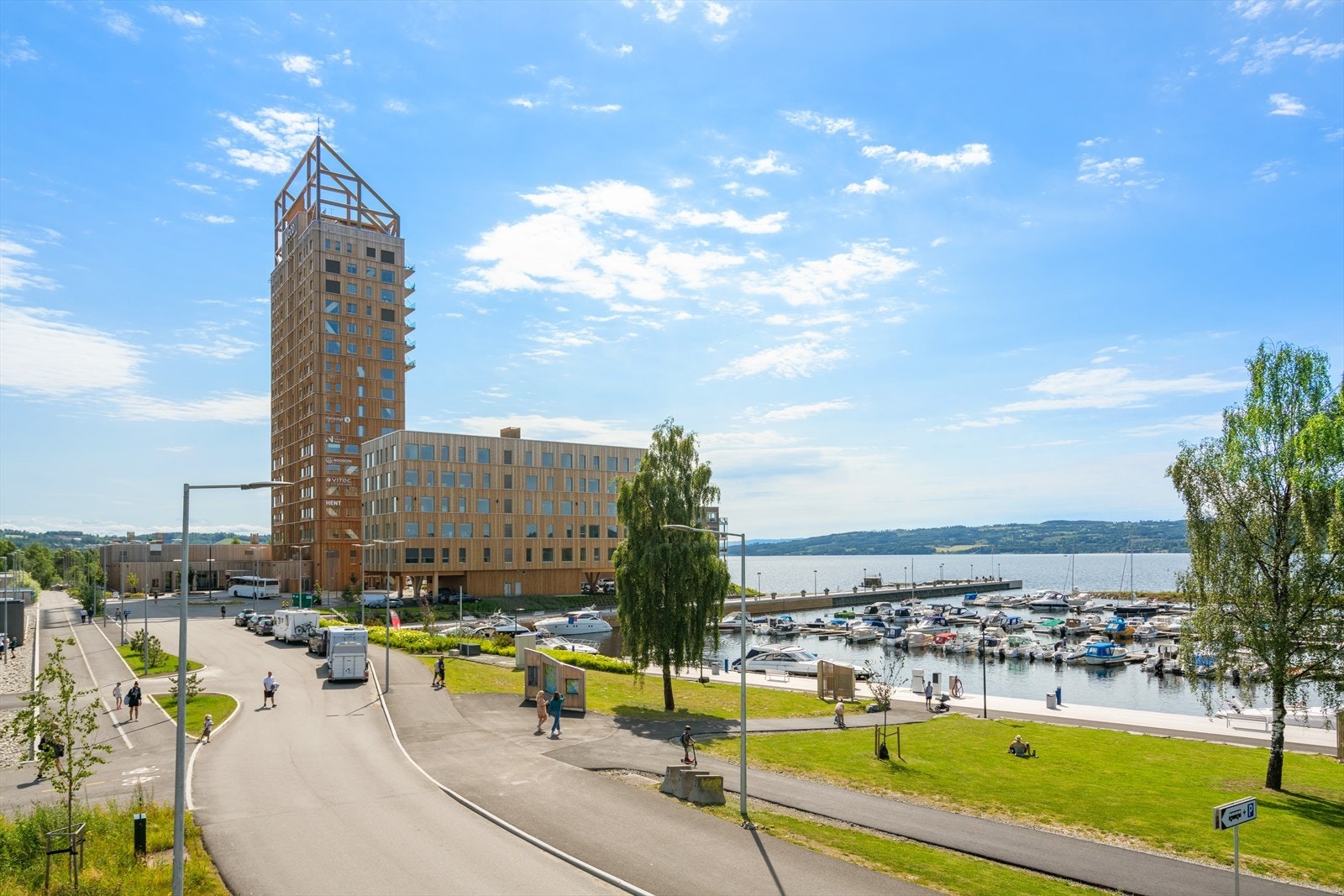 Område bildet. Fra eiendommen er det kort vei langs mjøskanten til Mjøstårnet, båthavna, Mjøsparken, Mjøsa og skibladneren med mer. Fantastisk beliggenhet. Galleribilde