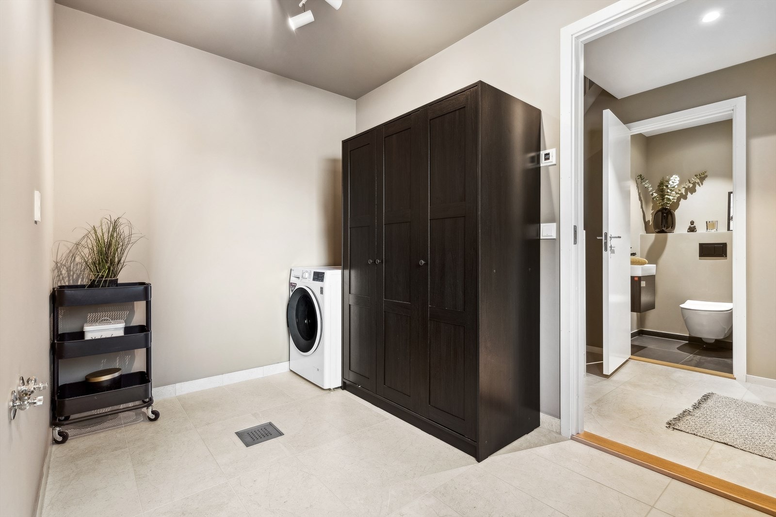 Romslig vaskerom med mange muligheter for oppbevaring. Vaskerommet er flisbelagt Med gulvvarme. Galleribilde