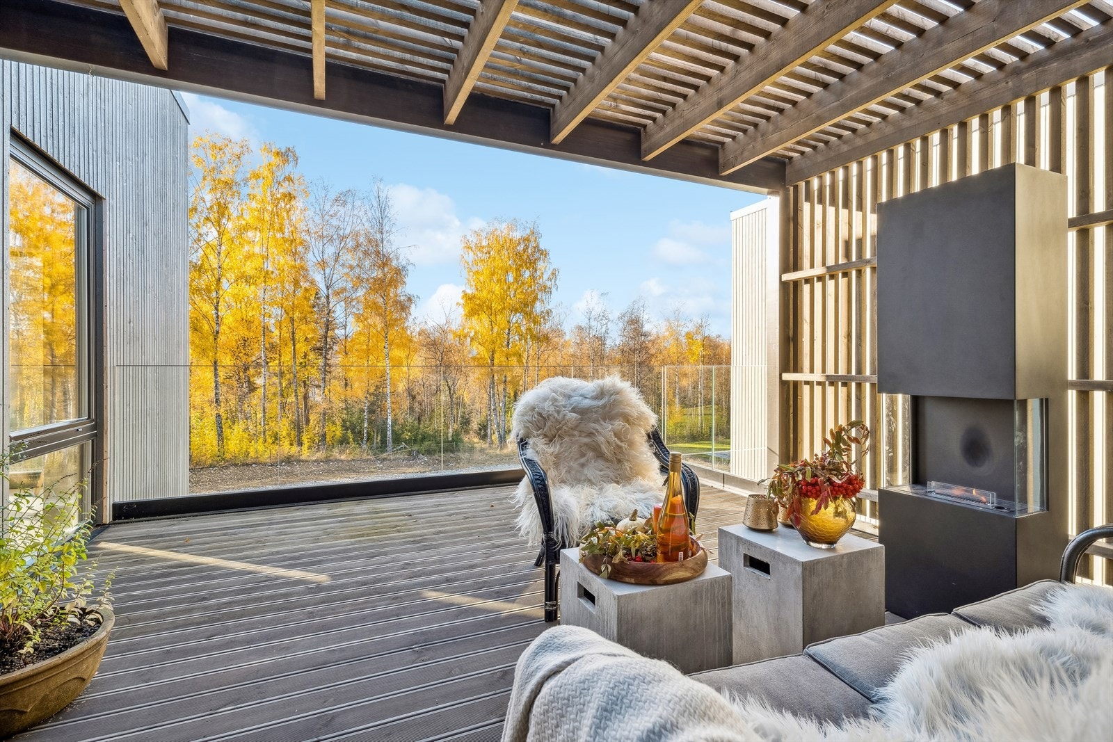 Boligen har en svært romslig balkong i 3. etg. Balkongen byr på rikelig med sol og utsikt. Her kan du samle familie og venner for hyggelige sammenkomster. Galleribilde