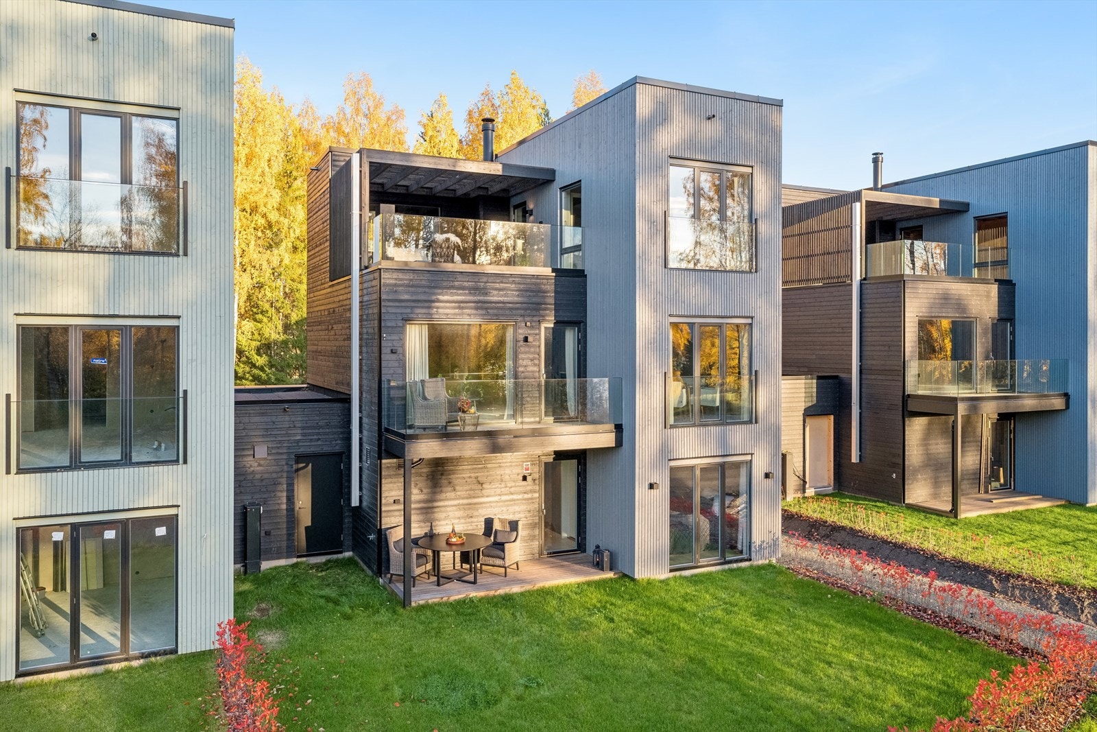 Enebolig i kjede. Marielundvegen 6A ligger sør for Brumunddal og her kan du se eiendommens flotte fasade og attraktive beliggenhet med nærhet til Pardis, Mjøstårnet og Mjøsparke Galleribilde