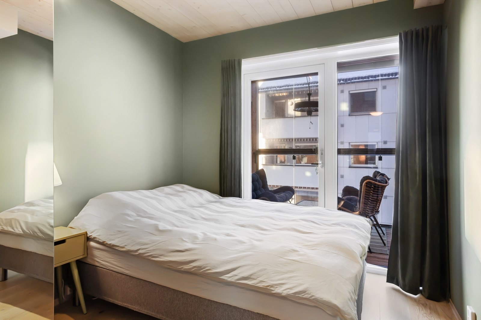 Stort soverom med god plass til dobbeltseng. Også her er det utgang til balkongen. Galleribilde