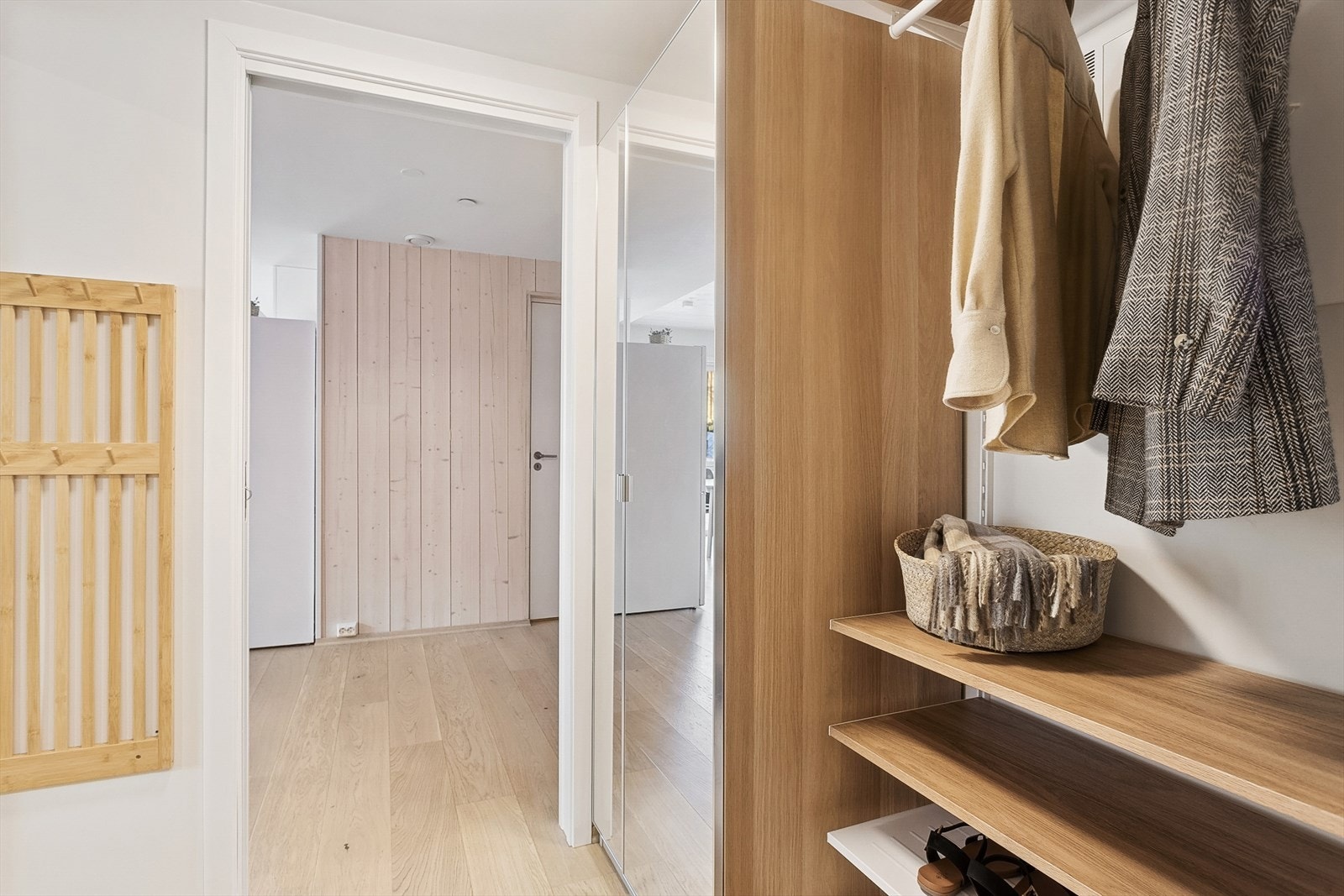 Romslig entré med praktisk garderobeløsning. Galleribilde