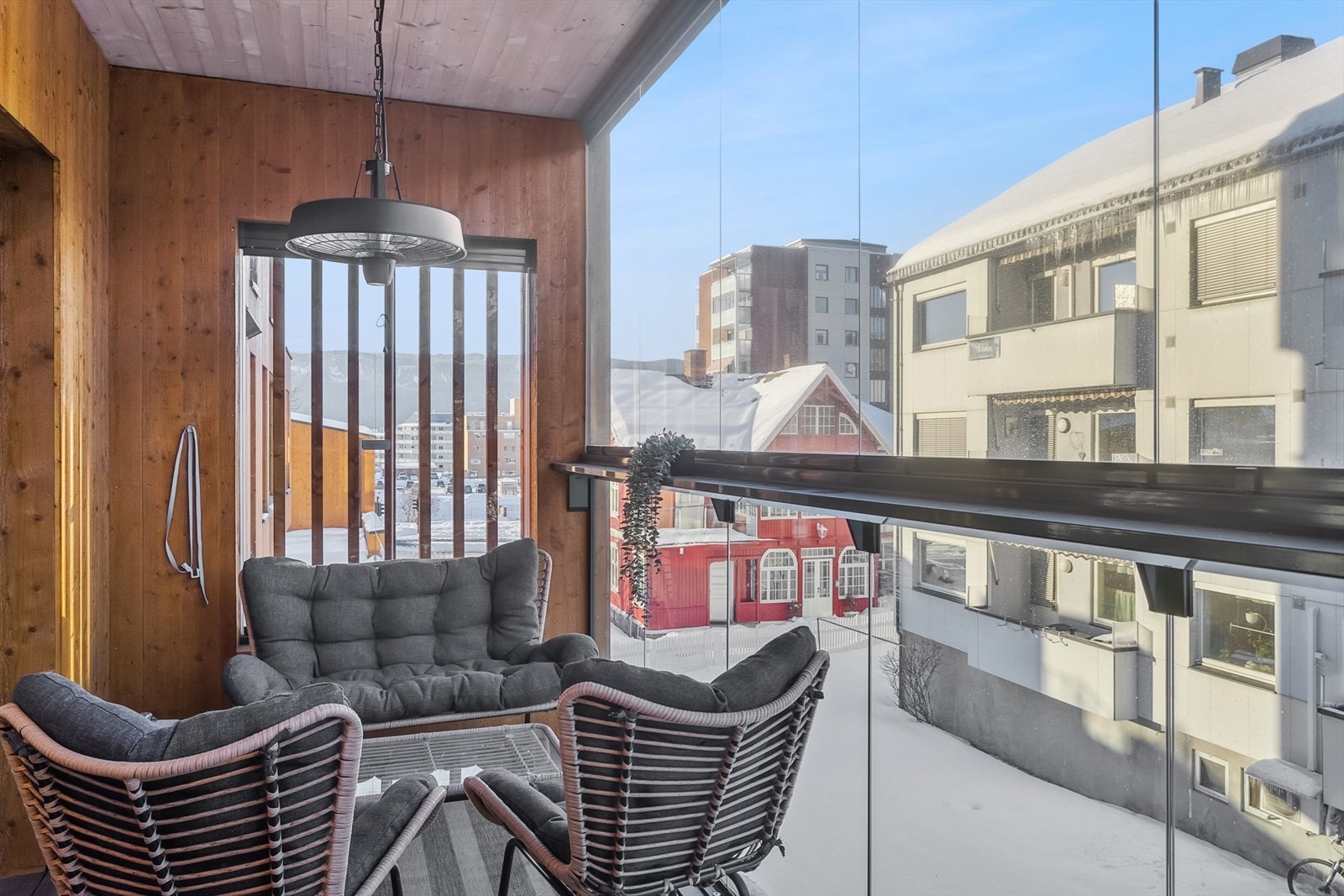 Balkongen har fin plass til utemøbler. Glassene gjør at sesongen utendørs kan forlenges, og de kan åpnes opp på de varme sommerdagene. Galleribilde