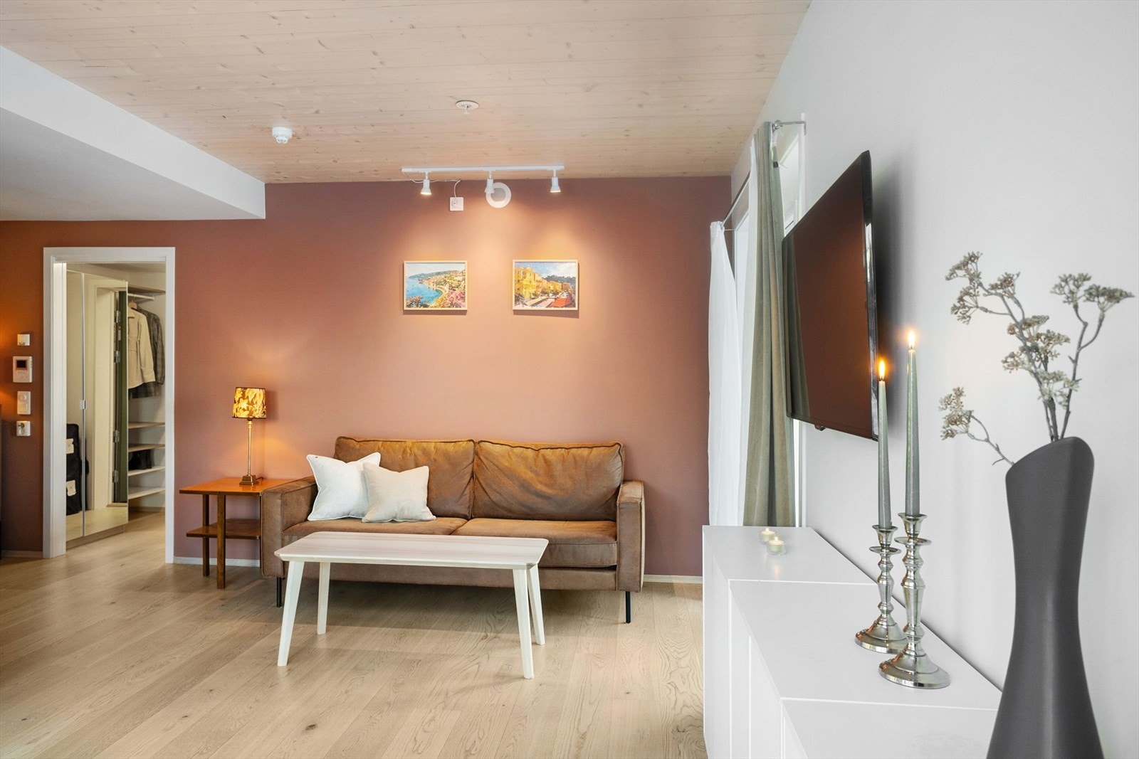 Kontrastveggen tilfører stuerommet det lille ekstra. Galleribilde