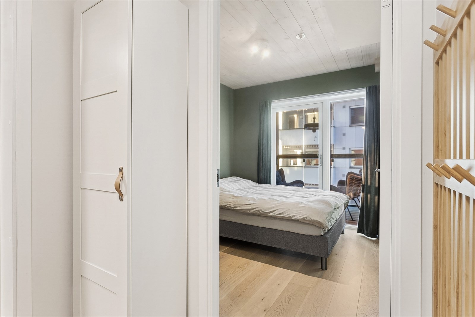 Adkomst til soverommet fra entréen. Galleribilde