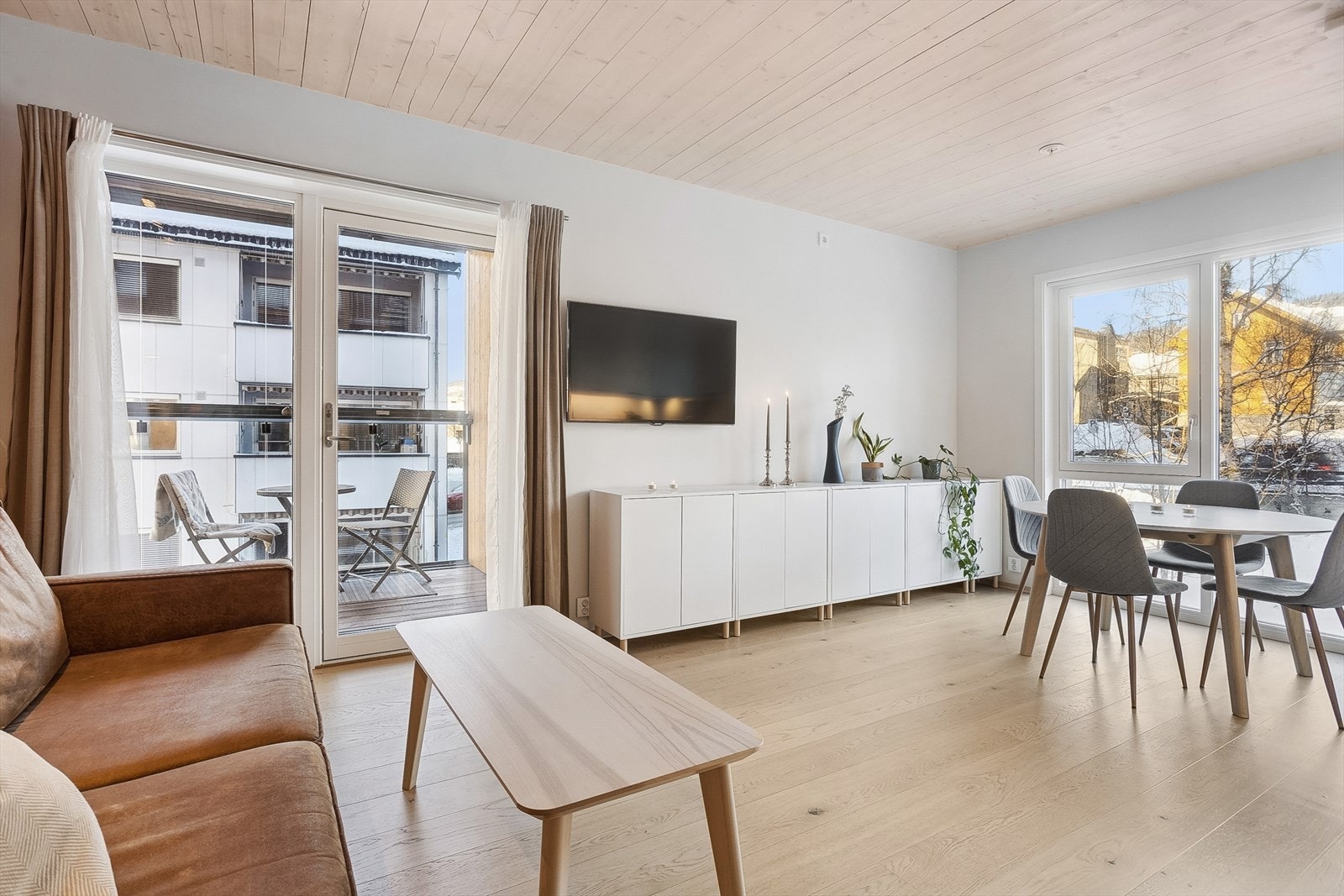 Den stilfulle leiligheten ligger i byggets 2. etasje. Galleribilde