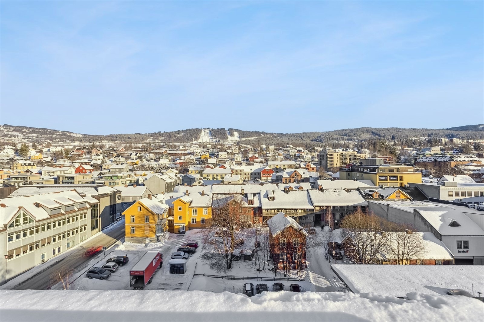 Utsikt mot byen, med Stampesletta og hoppanlegget i bakgrunnen. Galleribilde