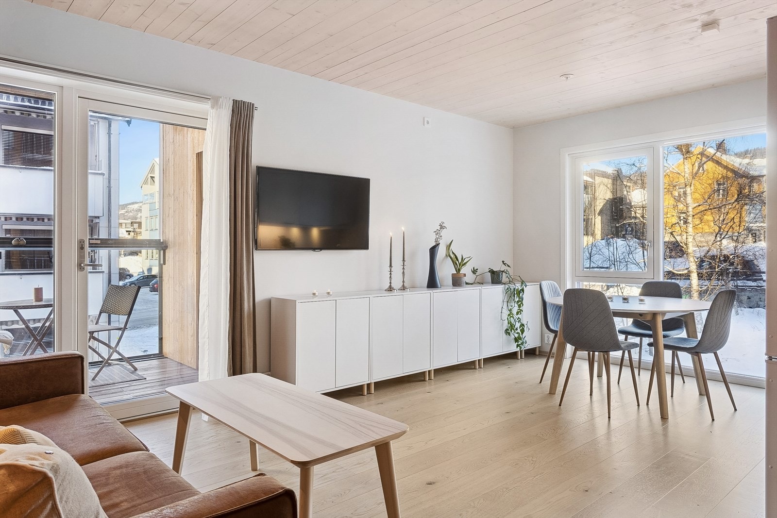 Fra entréen åpner det seg opp mot en lys og trivelig stue. Galleribilde