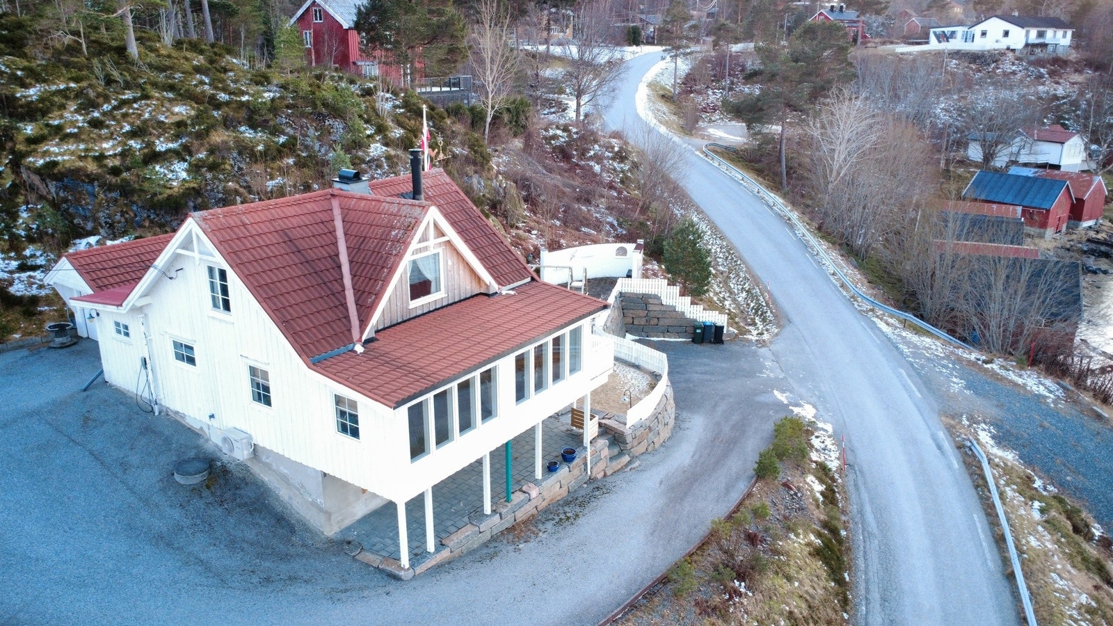 En flott bolig over en hovedetasje pluss loft og kjeller. Galleribilde